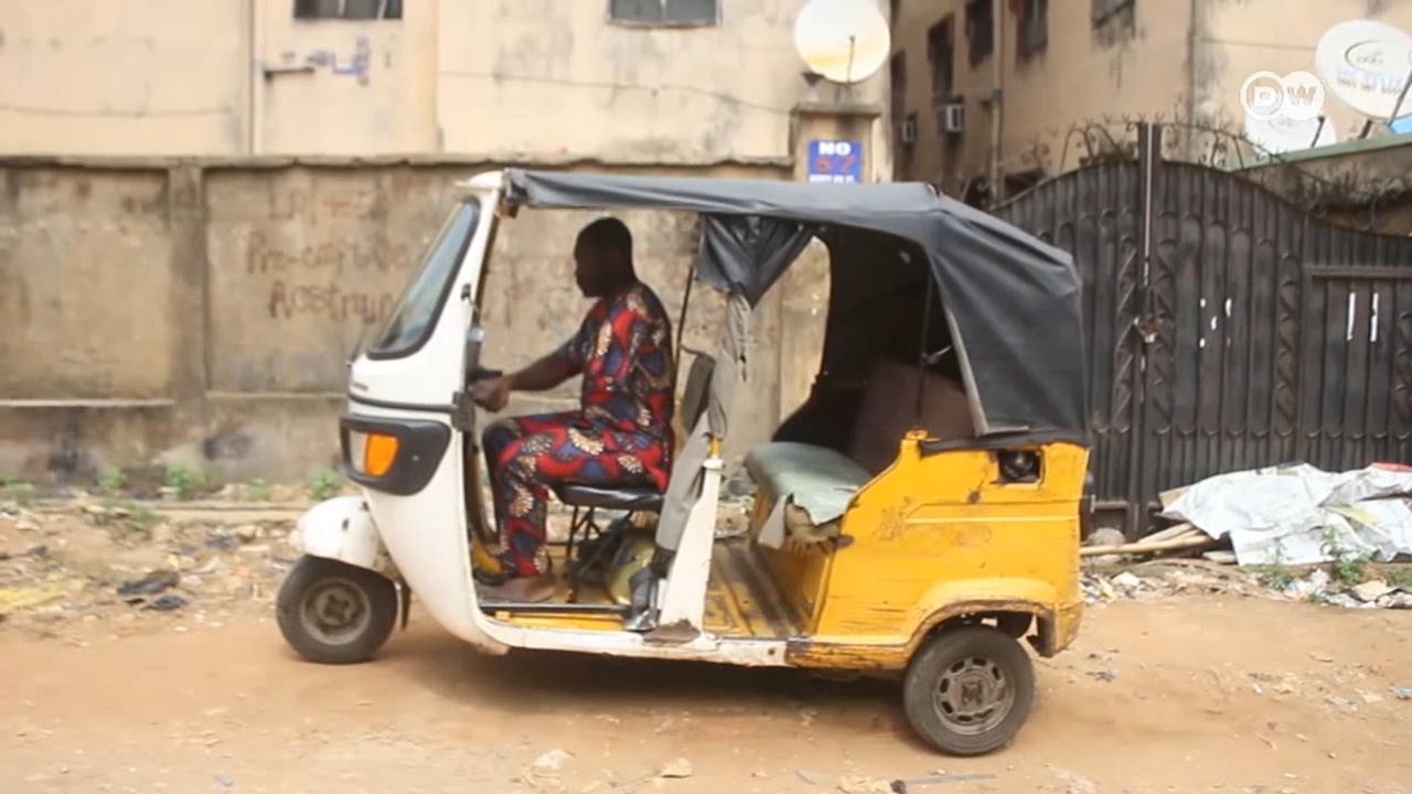 Após um grave acidente rodoviário, Akoma voltou ao trabalho como taxista num triciclo motorizado.