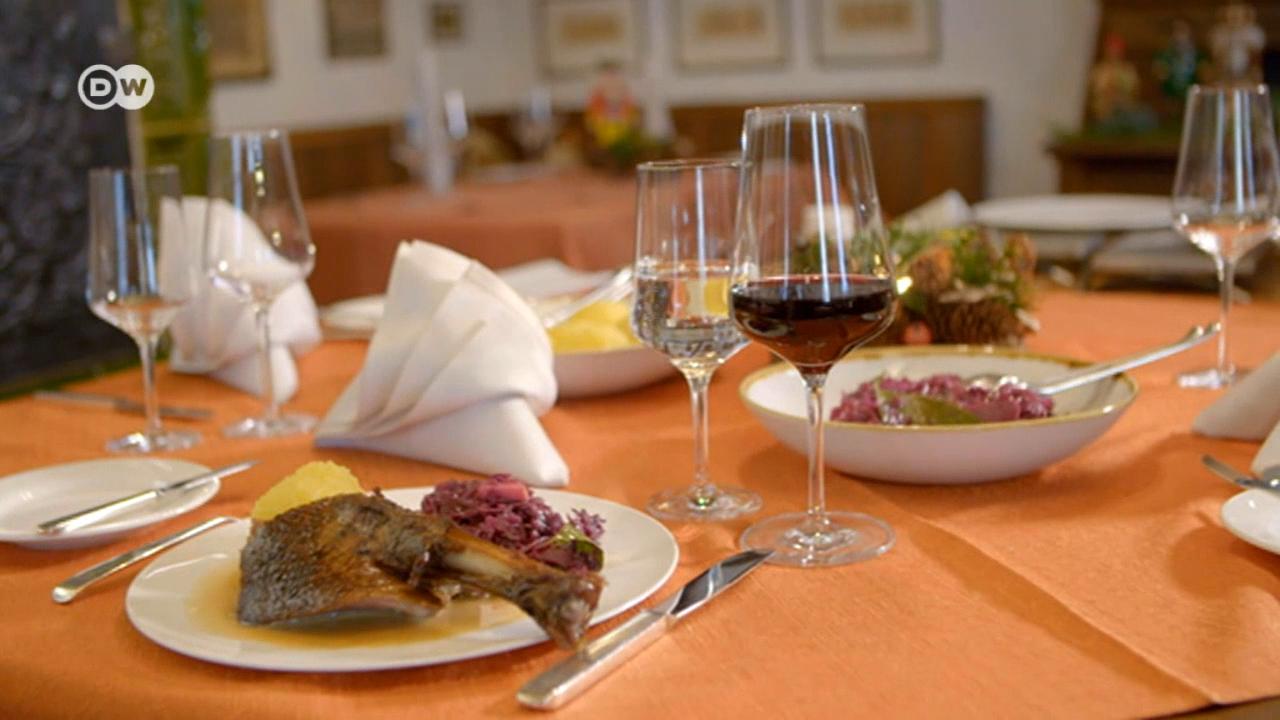 În căutarea unei inspiraţii culinare pentru masa festivă de sărbători, DW vă prezintă reţetele câtorva specialităţi.