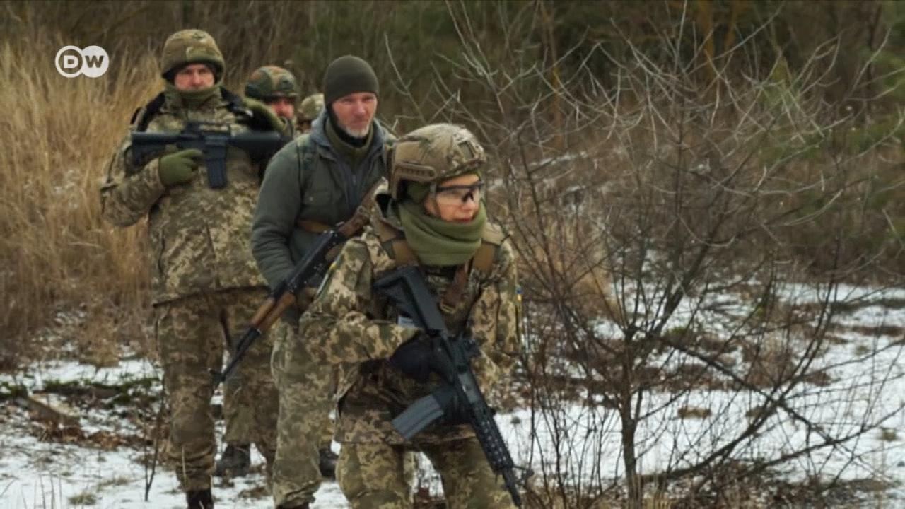  Ucrainenii, inclusiv oamenii de rând, se pregătesc pentru o posibilă invazie a armatei ruse.