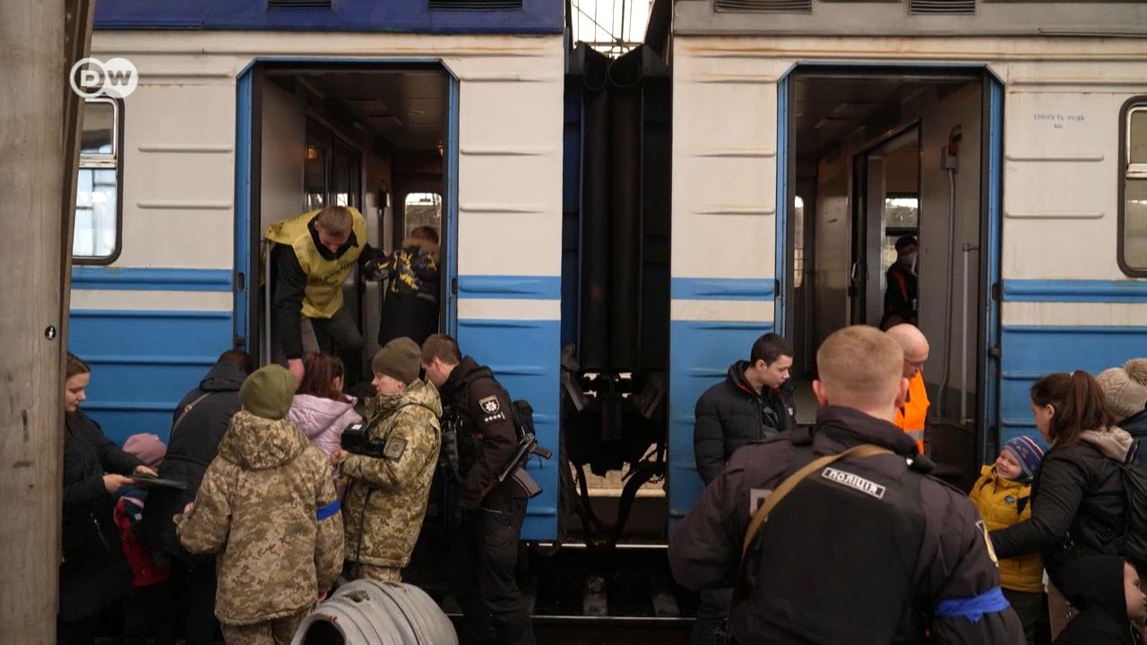 Unii ucraineni se întorc după ce au fugit din calea invaziei ruse