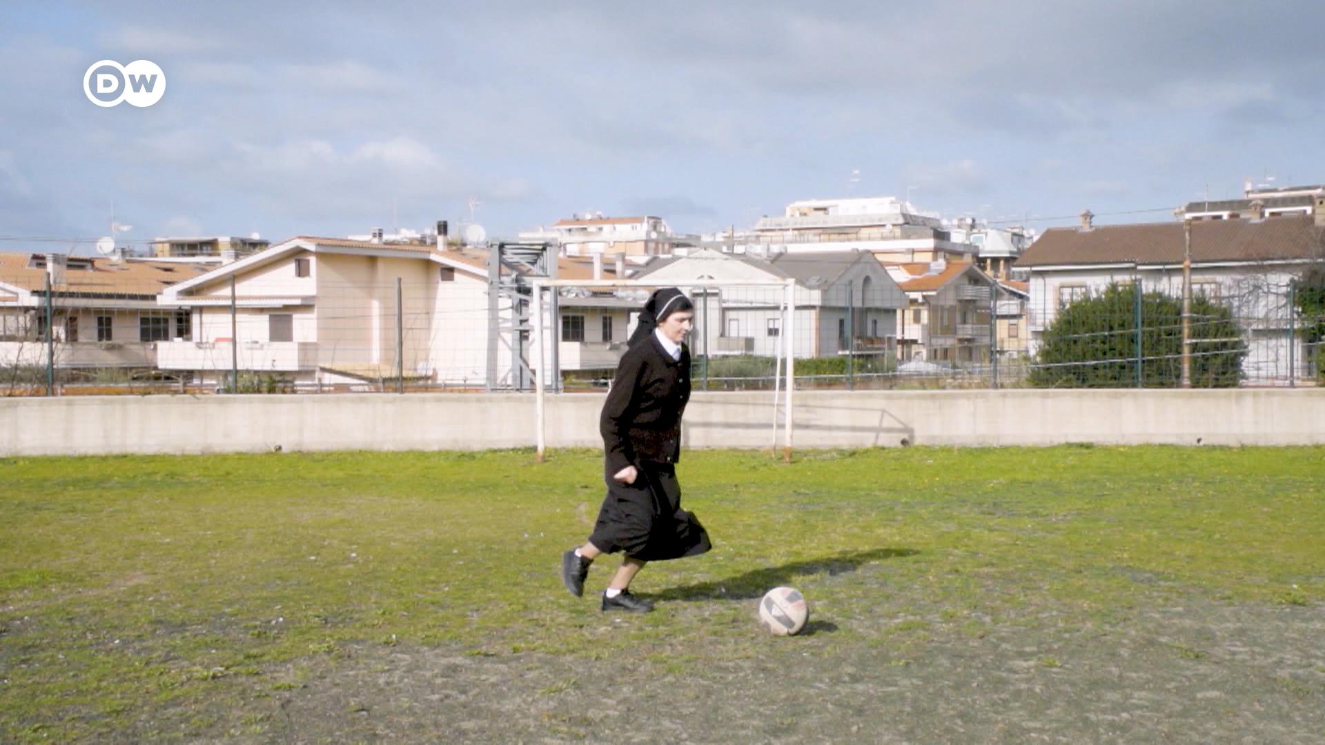 Poartă veşminte de călugărițe și joacă bine fotbal.