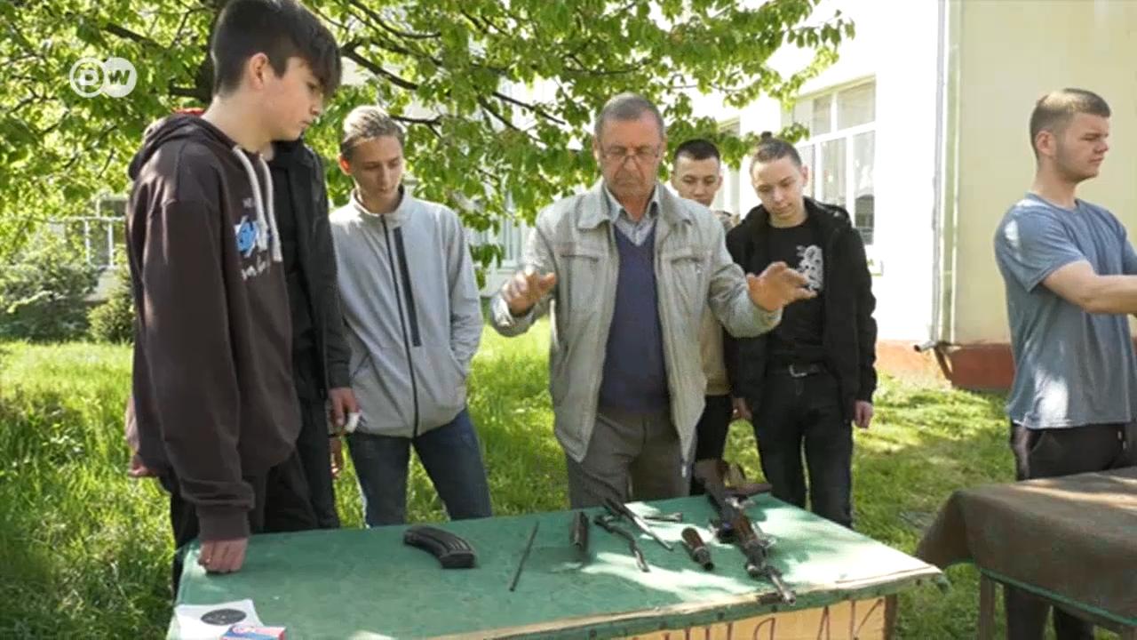 Elevii dintr-o școală din Cernăuți  învață cum să tragă cu un Kalașnikov. Profesorii spun că au nevoie de asta.