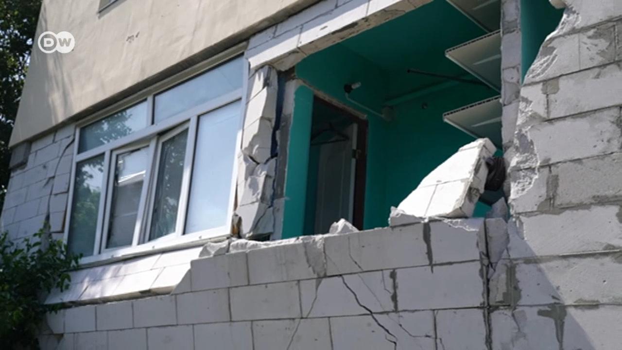 Atacurile armatei ruse au provocat distrugeri masive. Oamenii se grăbesc să-şi repare casele până nu vin ploile. 