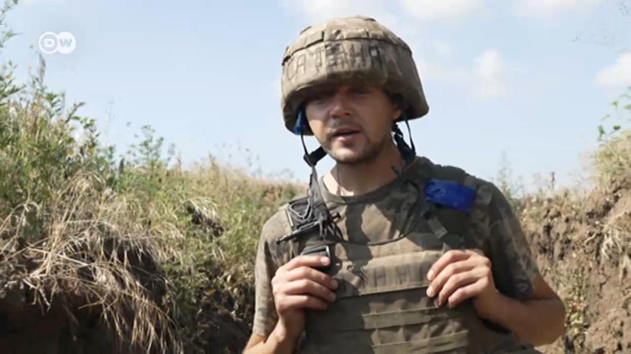 Jurnalistul DW Mathias Bölinger i-a vizitat pe soldaţii ucraineni pe câmpul de luptă.