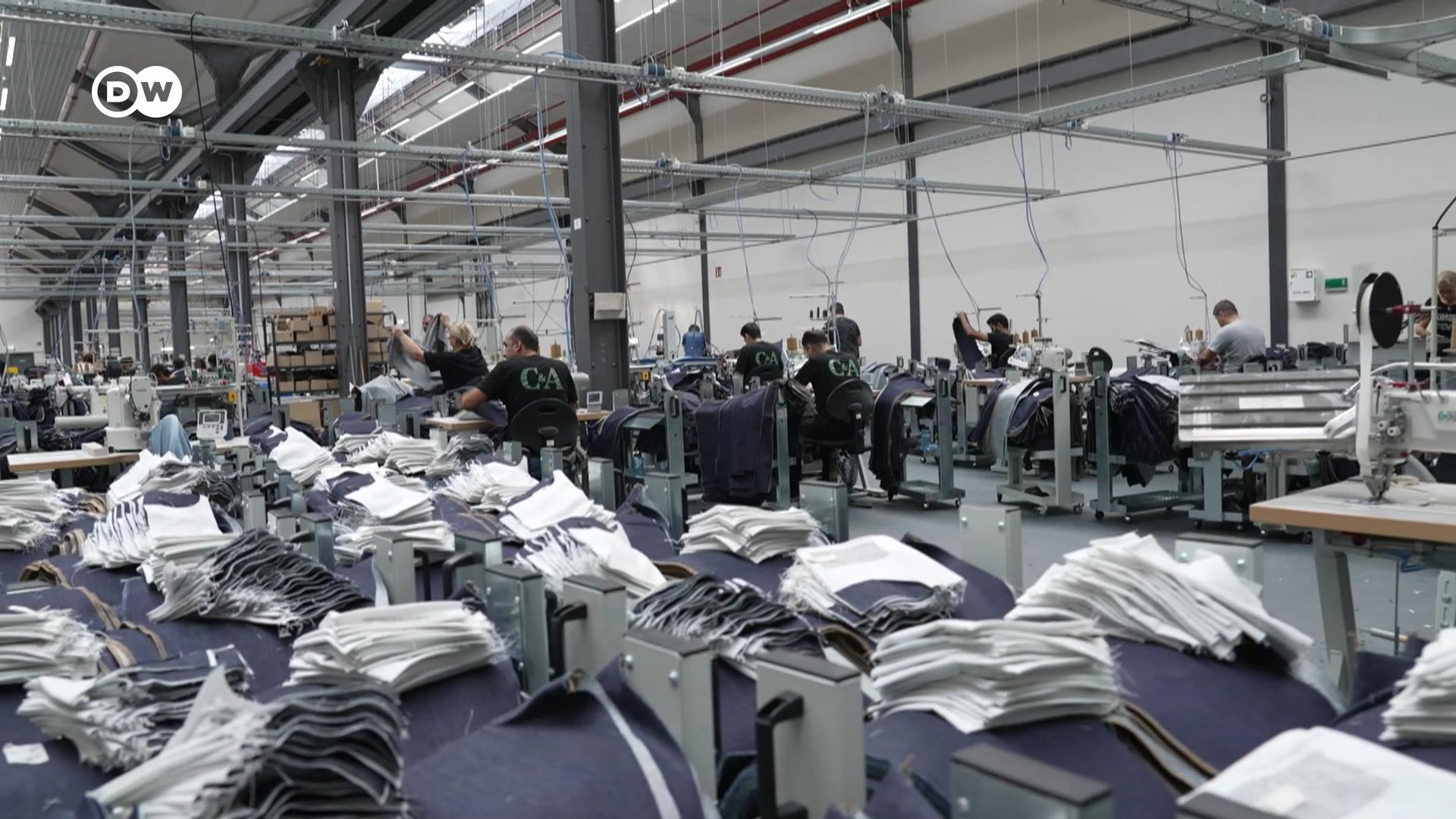Concernul german de modă C&A a început să producă jeanși în Germania, în mod sustenabil.