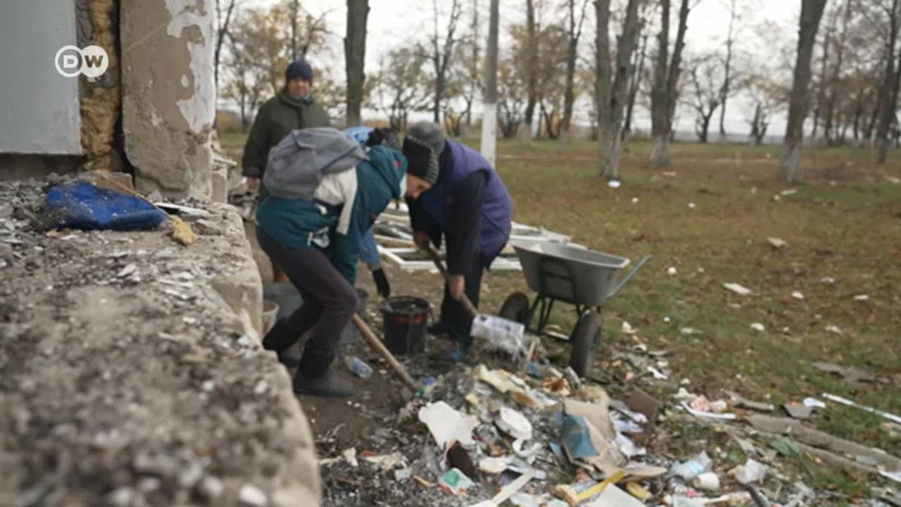 Oamenii din teritoriile recuperate de armata ucraineană încearcă să repare stricăciunile. Daunele materiale sunt uriașe.