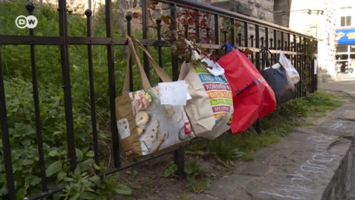 Немцы вешают на заборы пакеты с продуктами и средствами гигиены для бездомных.