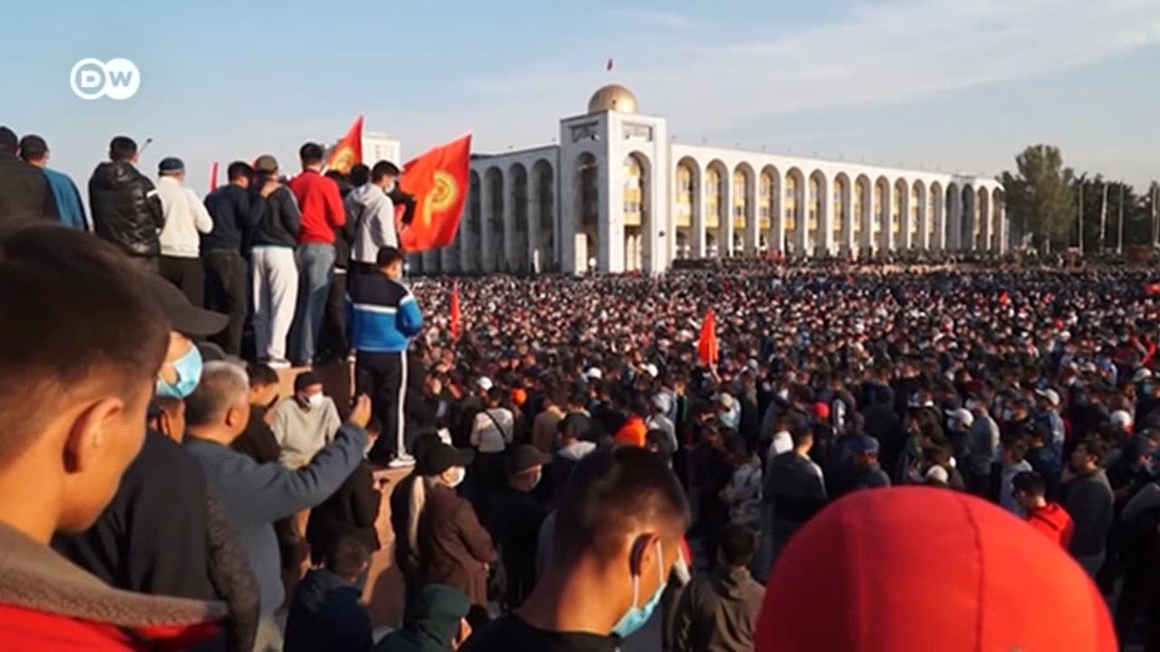 После выборов в Киргизии на улицы вышли тысячи людей. Митинги переросли в столкновения с полицией.