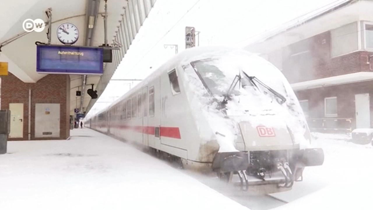 В ряде районов ФРГ выпало до 50 сантиметров снега. Движение поездов парализовано, на дорогах пробки.