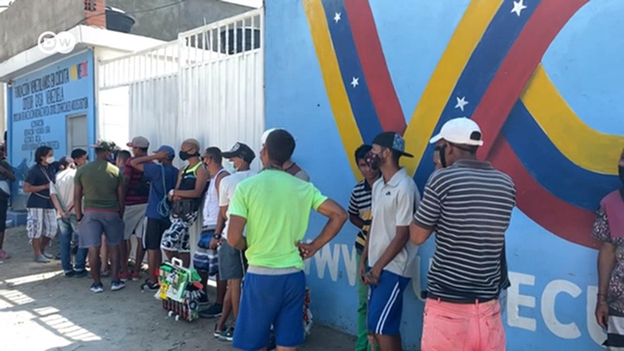 Население Венесуэлы стремительно нищает. Венесуэльцы бегут в соседнюю Колумбию.