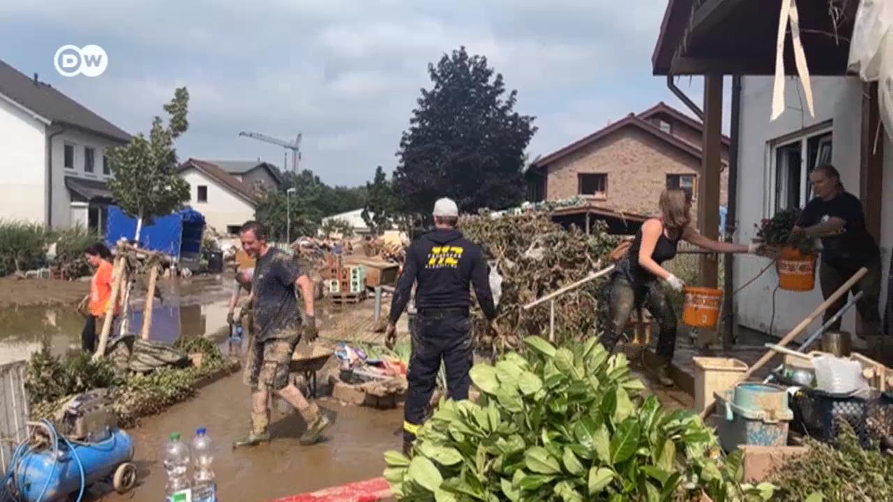 В результате наводнения многие жители на западе Германии остались без крова. Разбирать завалы им помогают волонтеры. 