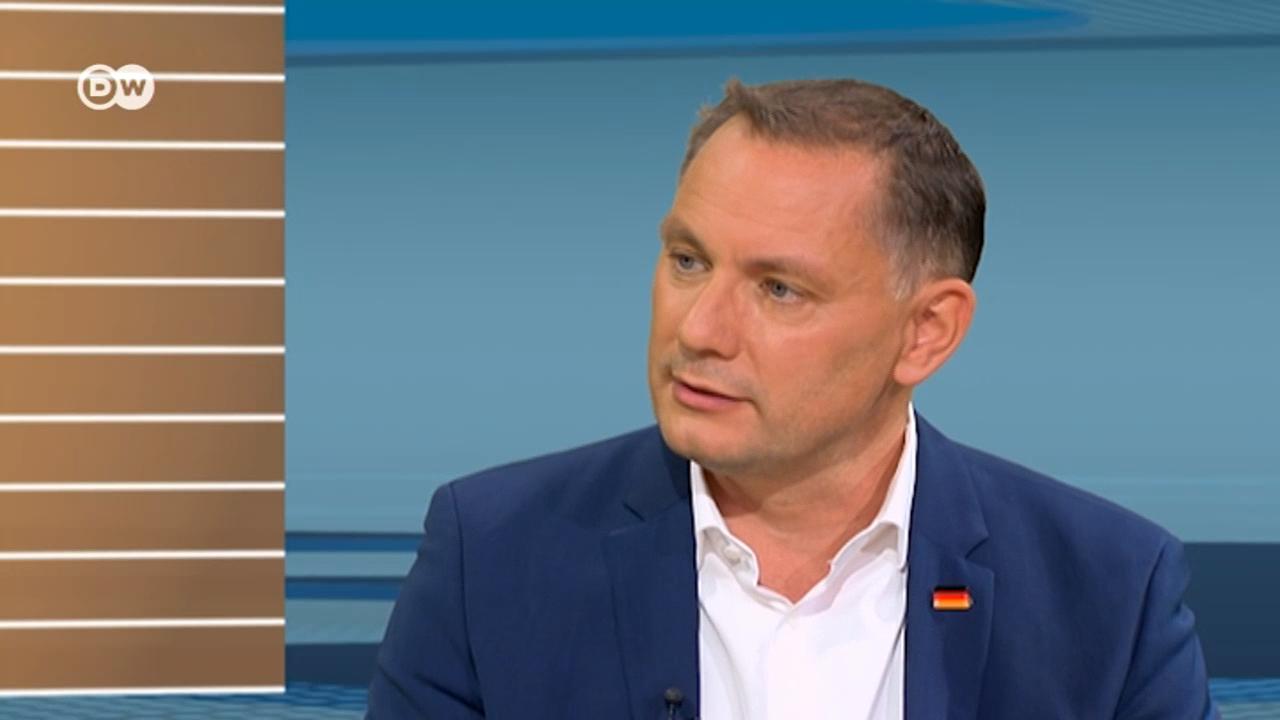 DW побеседовала с Тино Хрупаллой - одним из двух основных кандидатов от АдГ на выборах в бундестаг.