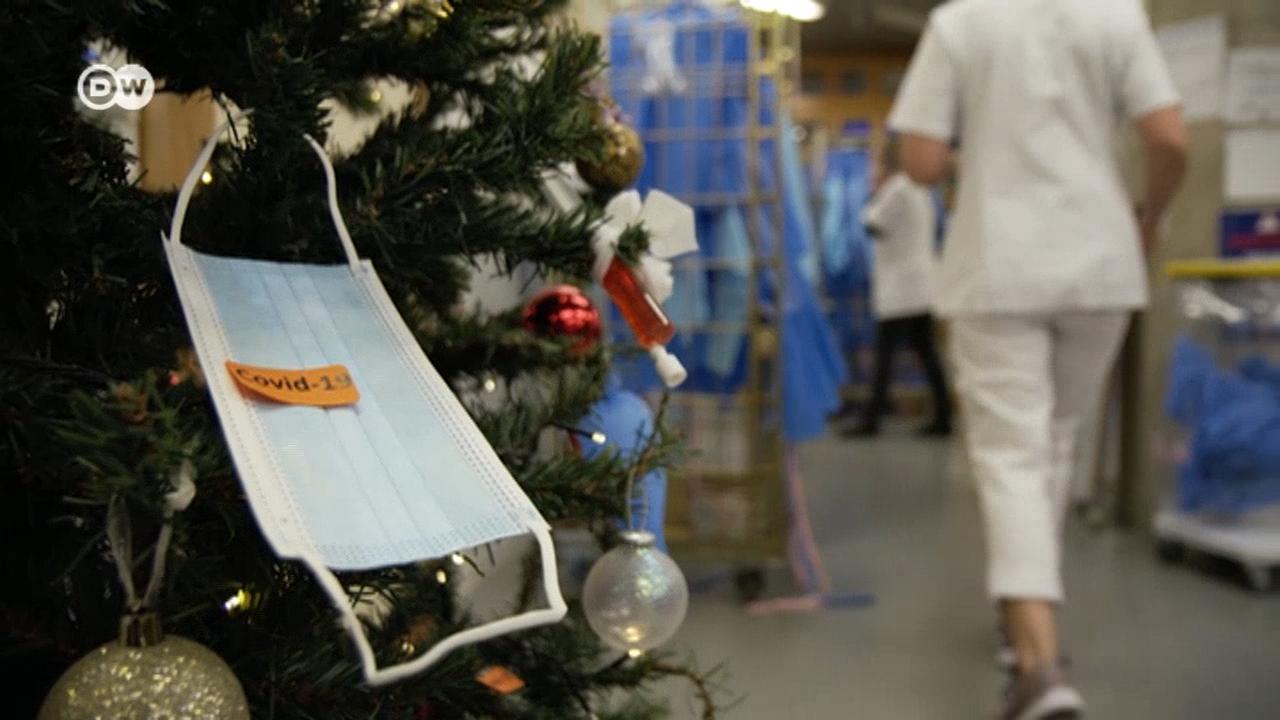 Как работники клиник создали рождественскую атмосферу для пациентов, оставшихся в палатах на праздники.