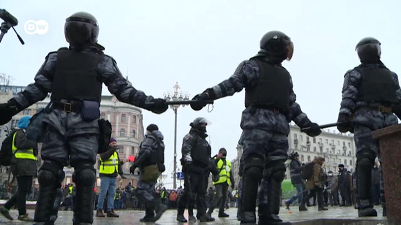 Роскомнадзор заблокировал сайт правозащитного проекта ОВД-Инфо, который помогал задержанным на акциях протеста. 