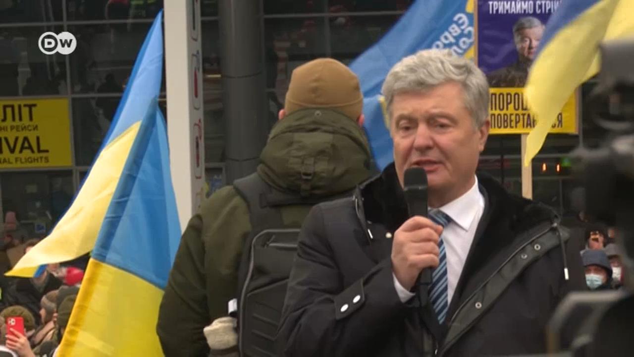 Экс-президент Украины Петр Порошенко прямо из аэропорта отправился в суд.