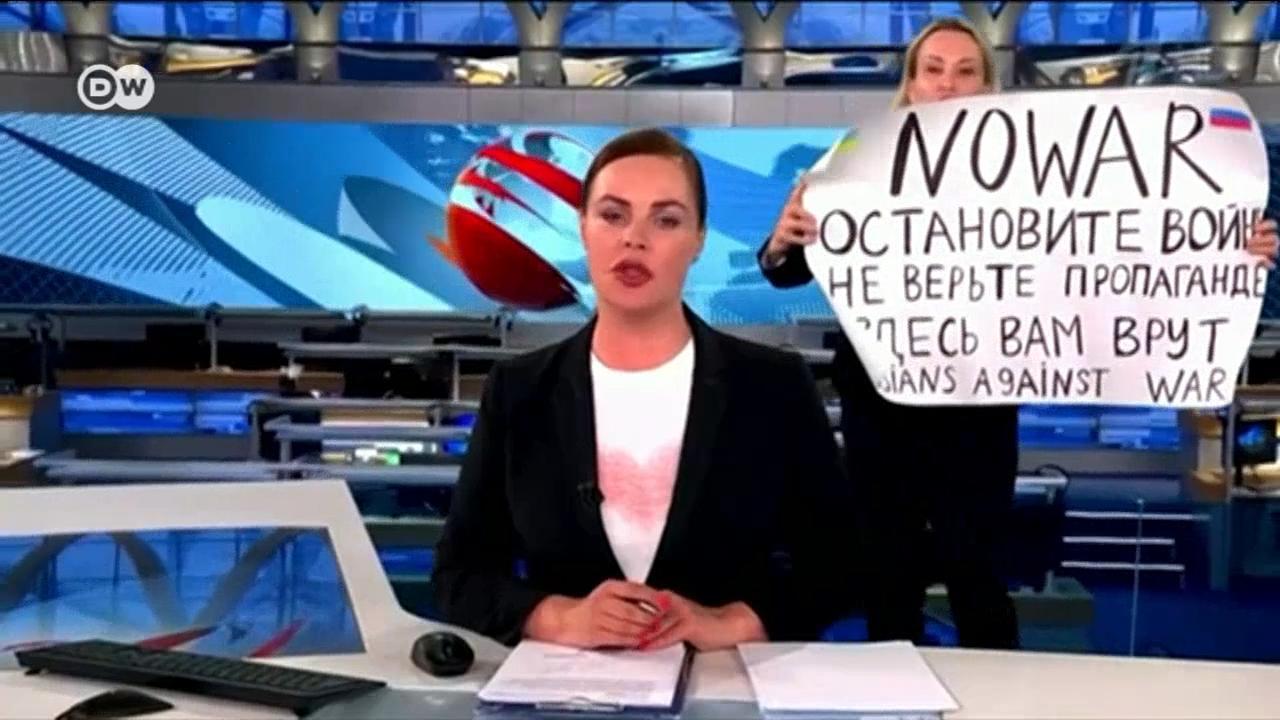 Редактор Марина Овсянникова развернула антивоенный плакат в прямом эфире Первого канала