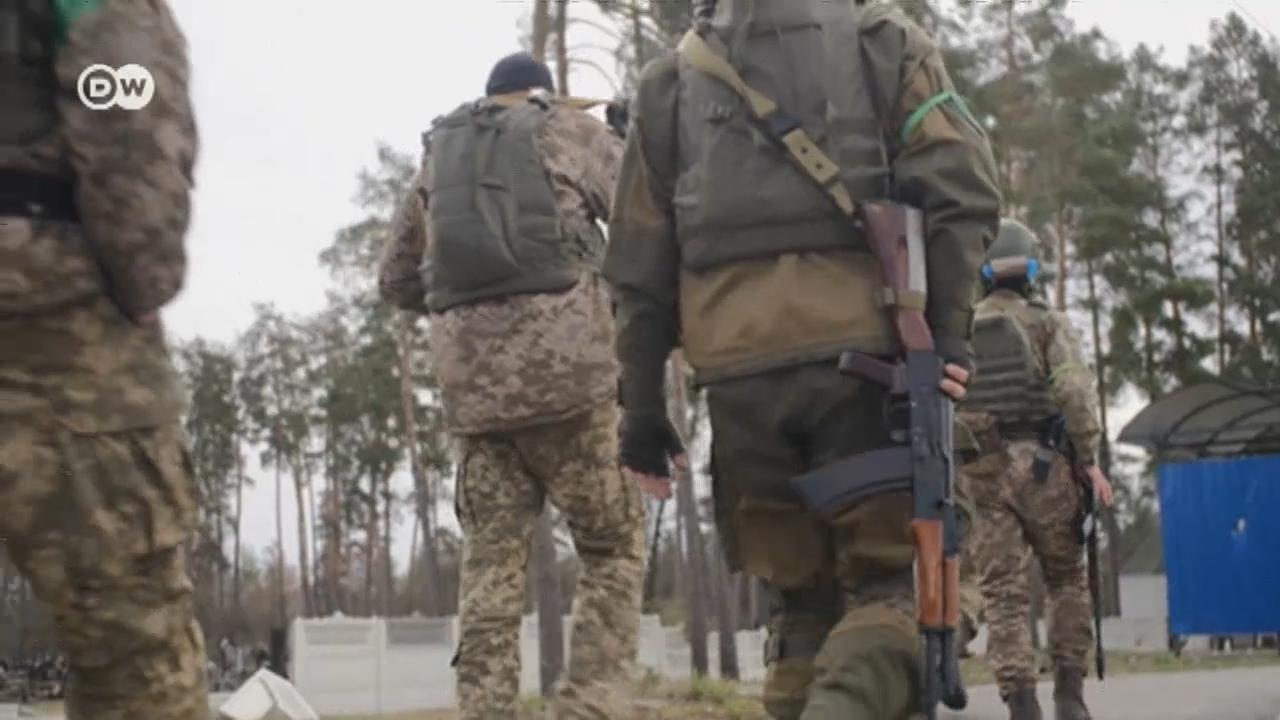 Бойцы сил территориальной обороны Украины плохо оснащены, но не собираются прекращать борьбу против российской агрессии.