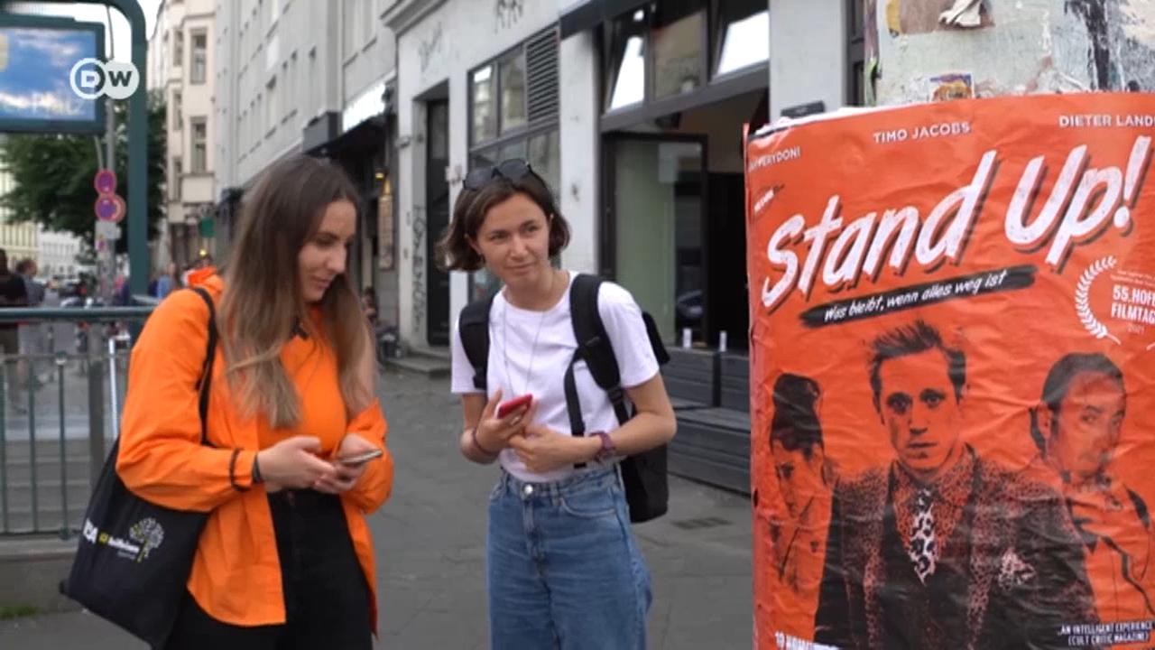 Стендап-комики из Украины и России в Берлине шутят про Путина и Зеленского и собирают деньги на помощь беженцам.