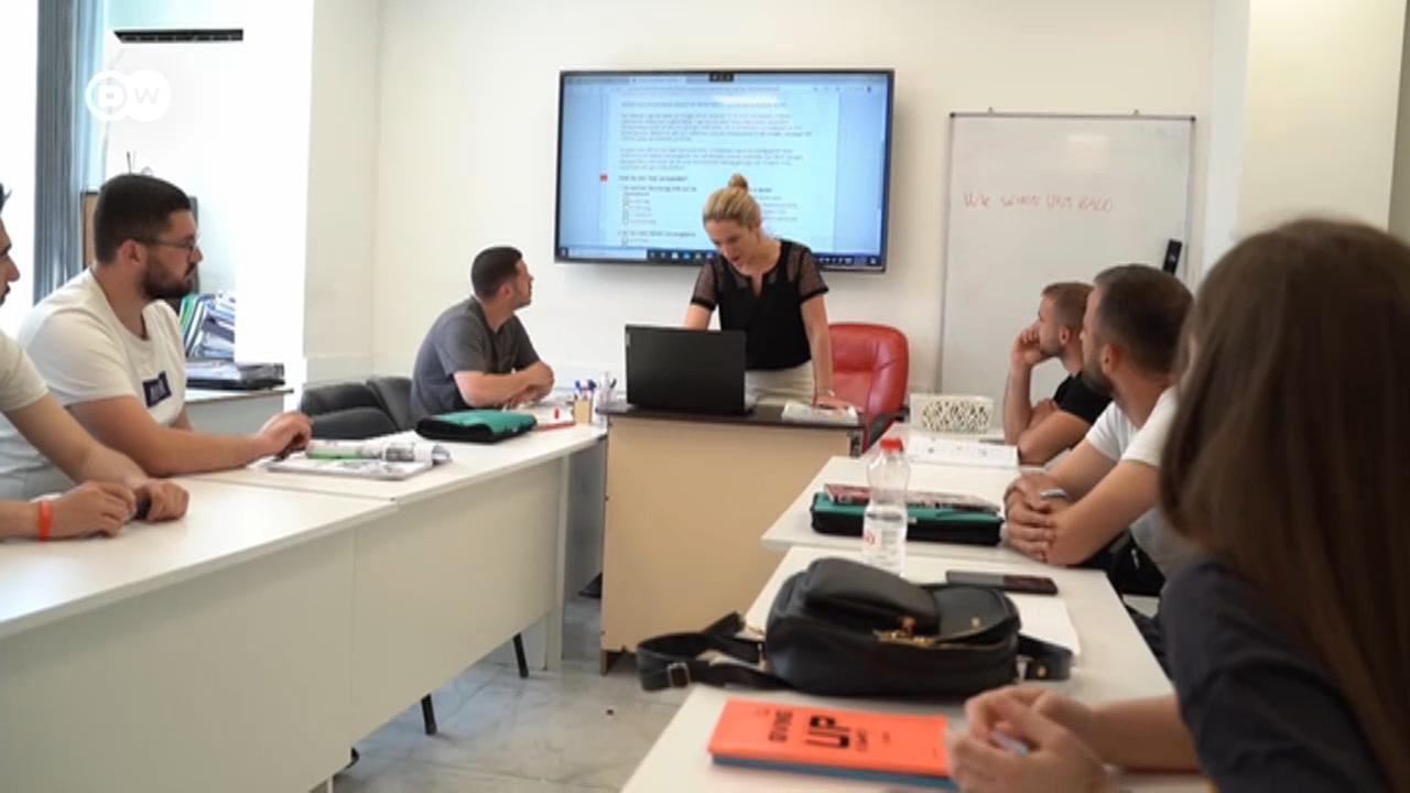 Mladi Kosovari marljivo uče nemački da bi mogli da rade preko leta i finansiraju studije.