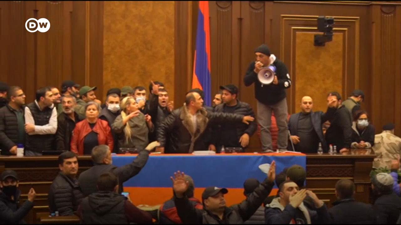 У Вірменії розгромили будівлі уряду і парламенту (10.11.2020)