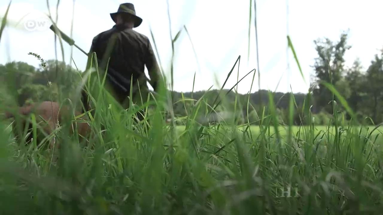Дивіться, як німецький бізнесмен вирішив змінити свій стиль життя, аби скоротити свій негативний вплив на природу. 