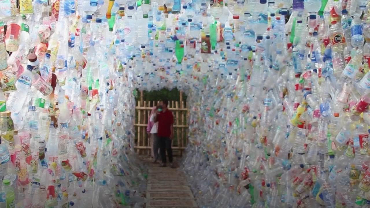 Музей в Індонезії повністю складається із пластикових відходів, зібраних у забруднених річках та на пляжах. Дивіться!