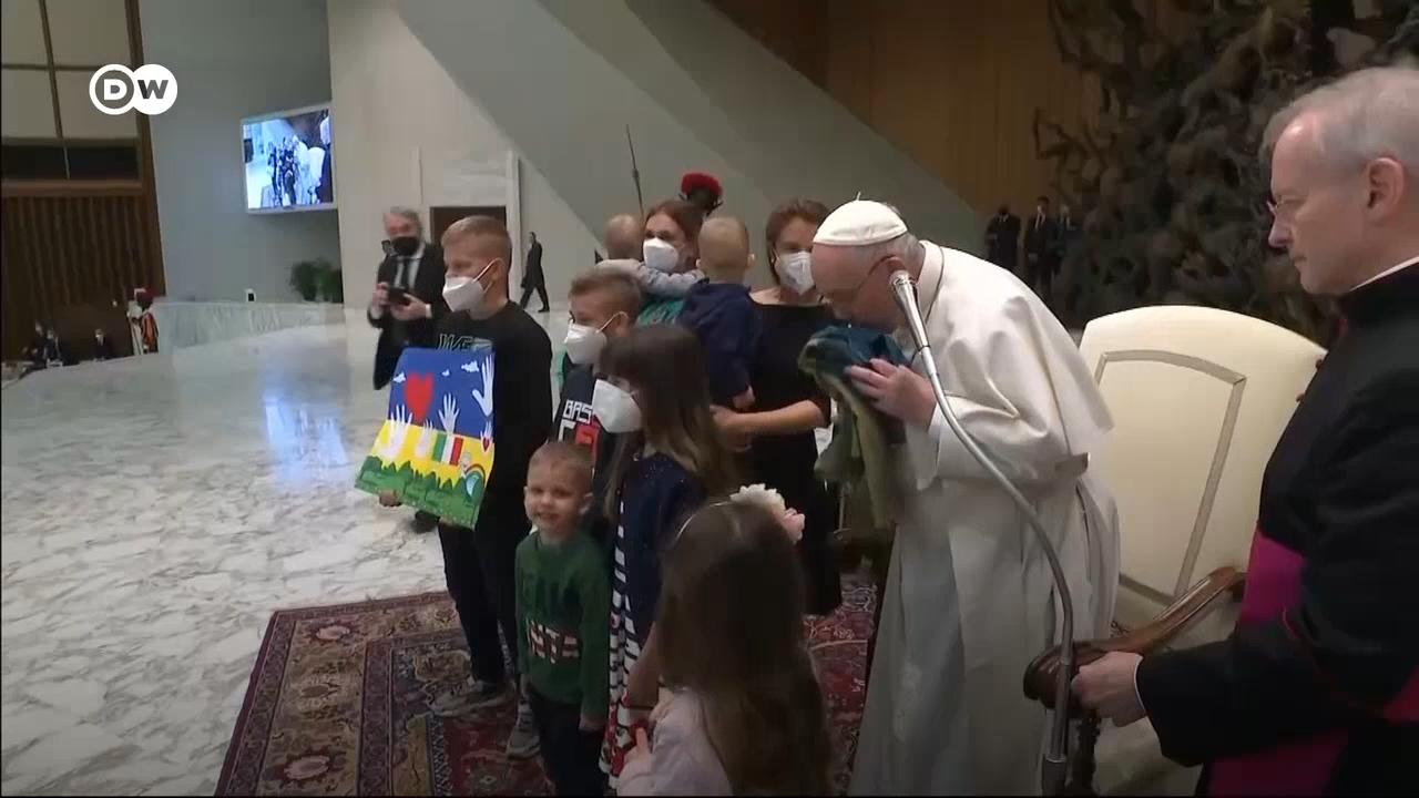 Прапор України з Бучі поцілував Папа Римський, назвавши це місто мученицьким, і закликав молитися за українських дітей. 