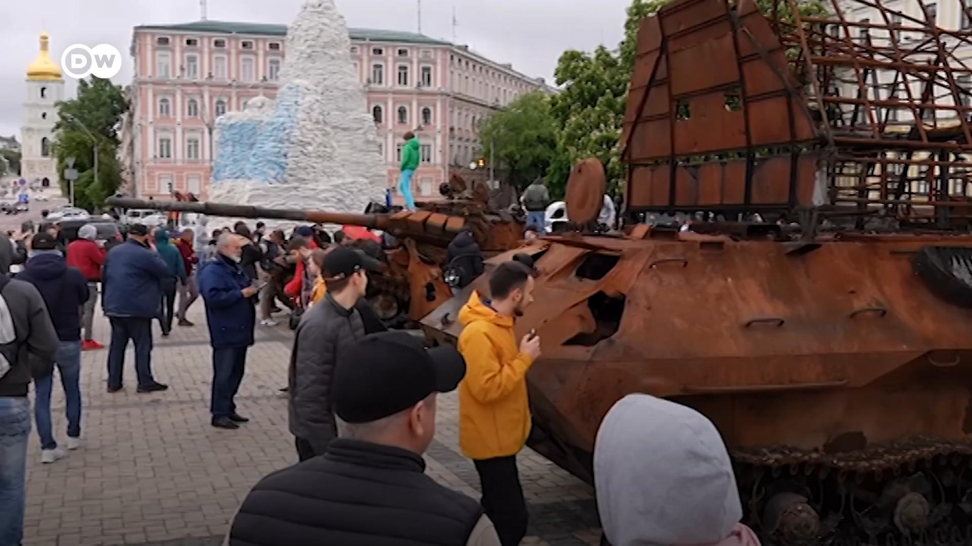 На Михайлівській площі у Києві виставили незвичні експонати - колишня гордість РФ, яку ЗСУ перетворили на металобрухт.