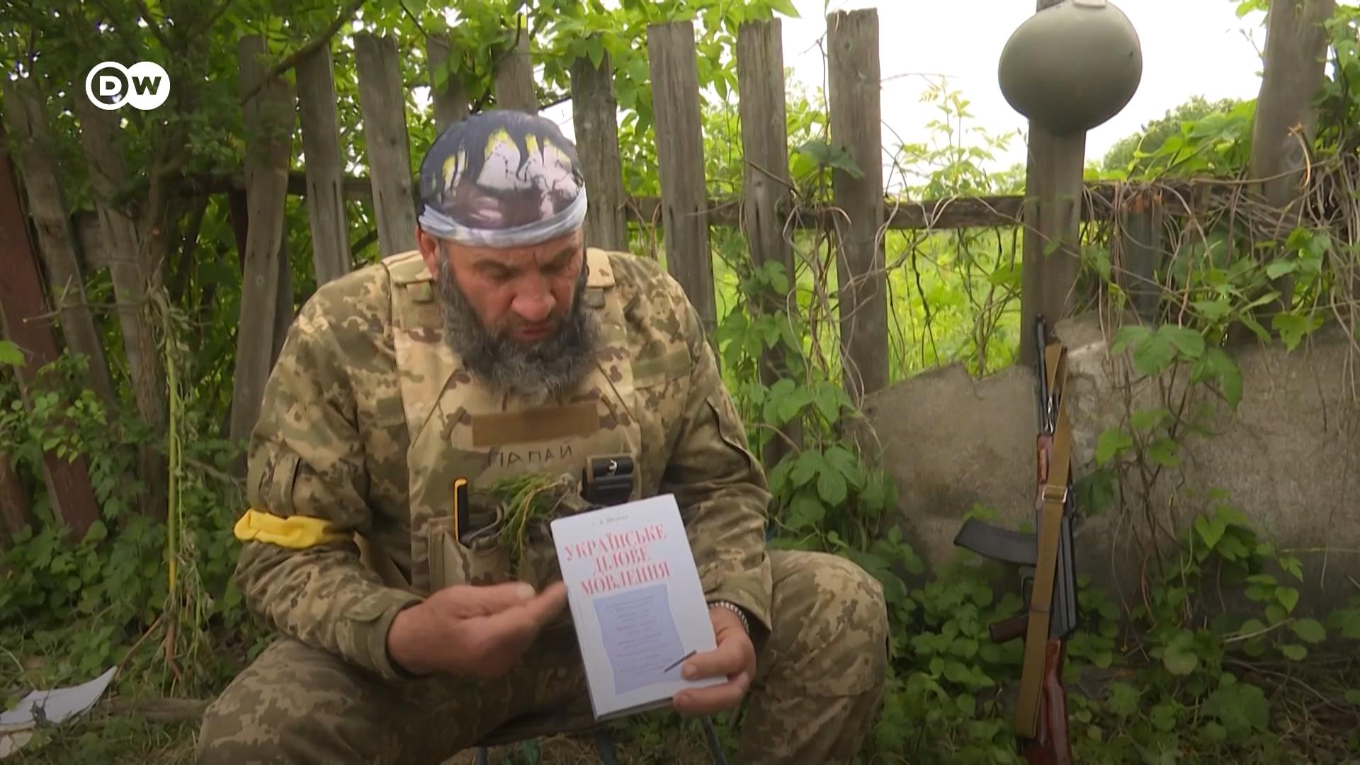 Робітник з Краматорська Олексій пішов добровольцем боронити Донбас. У перервах між обстрілами він вивчає українську.