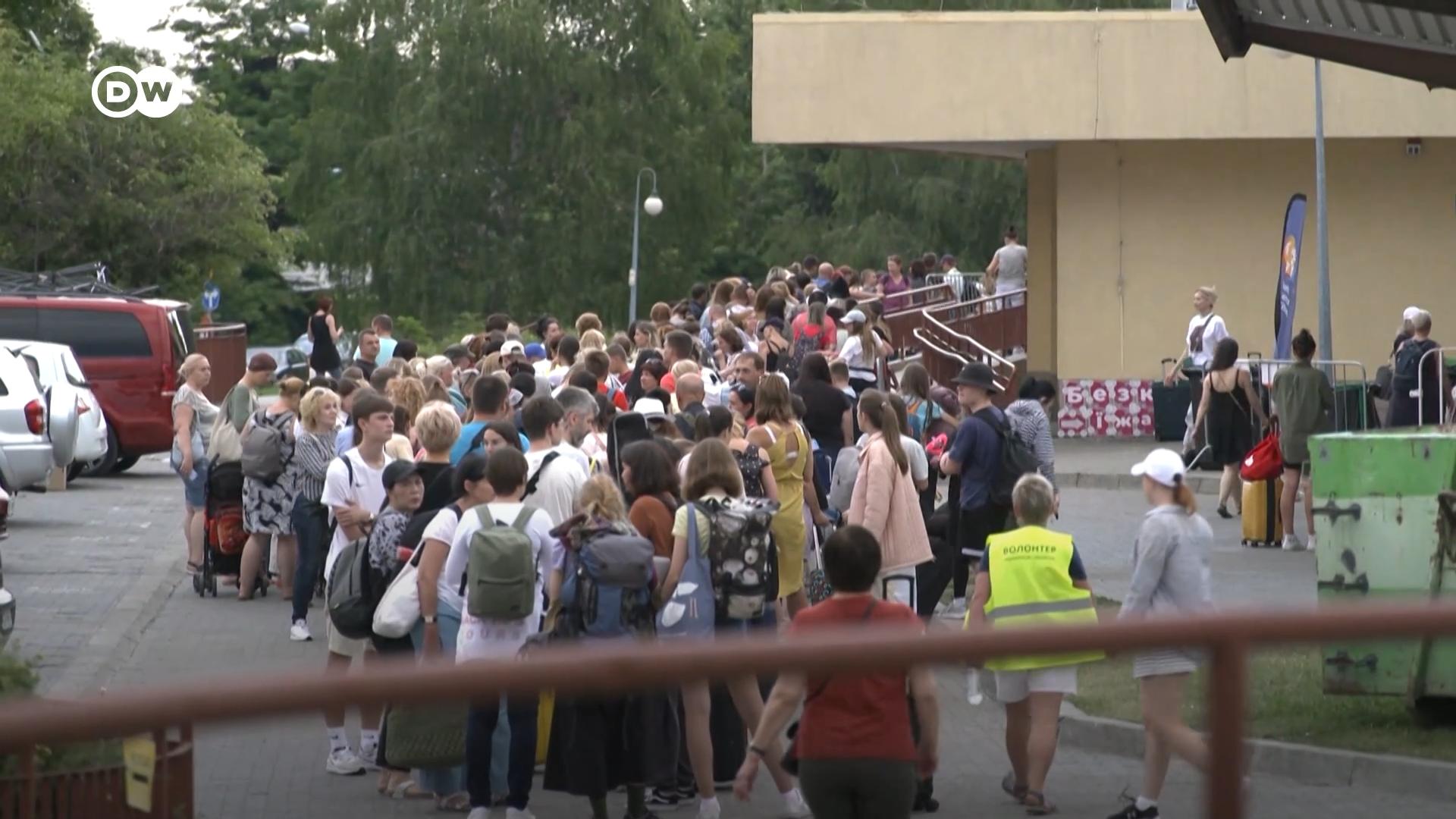 На вокзалі у Перемишлі - великі черги. Чимало українців повертаються - бодай на кілька днів, щоб побачитися з рідними. 