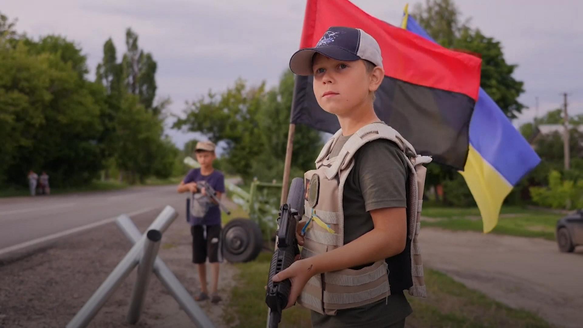 Як діти грають "у війну" на саморобному блокпості – DW – 25.07.2022