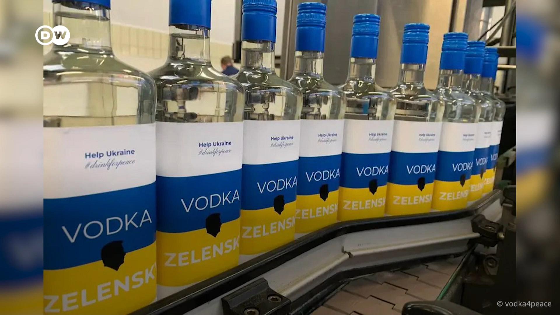 Бандерівська кола, коктейль Зеленський і антивоєнне саке. Дивіться, як виробники напоїв підтримують Україну. 