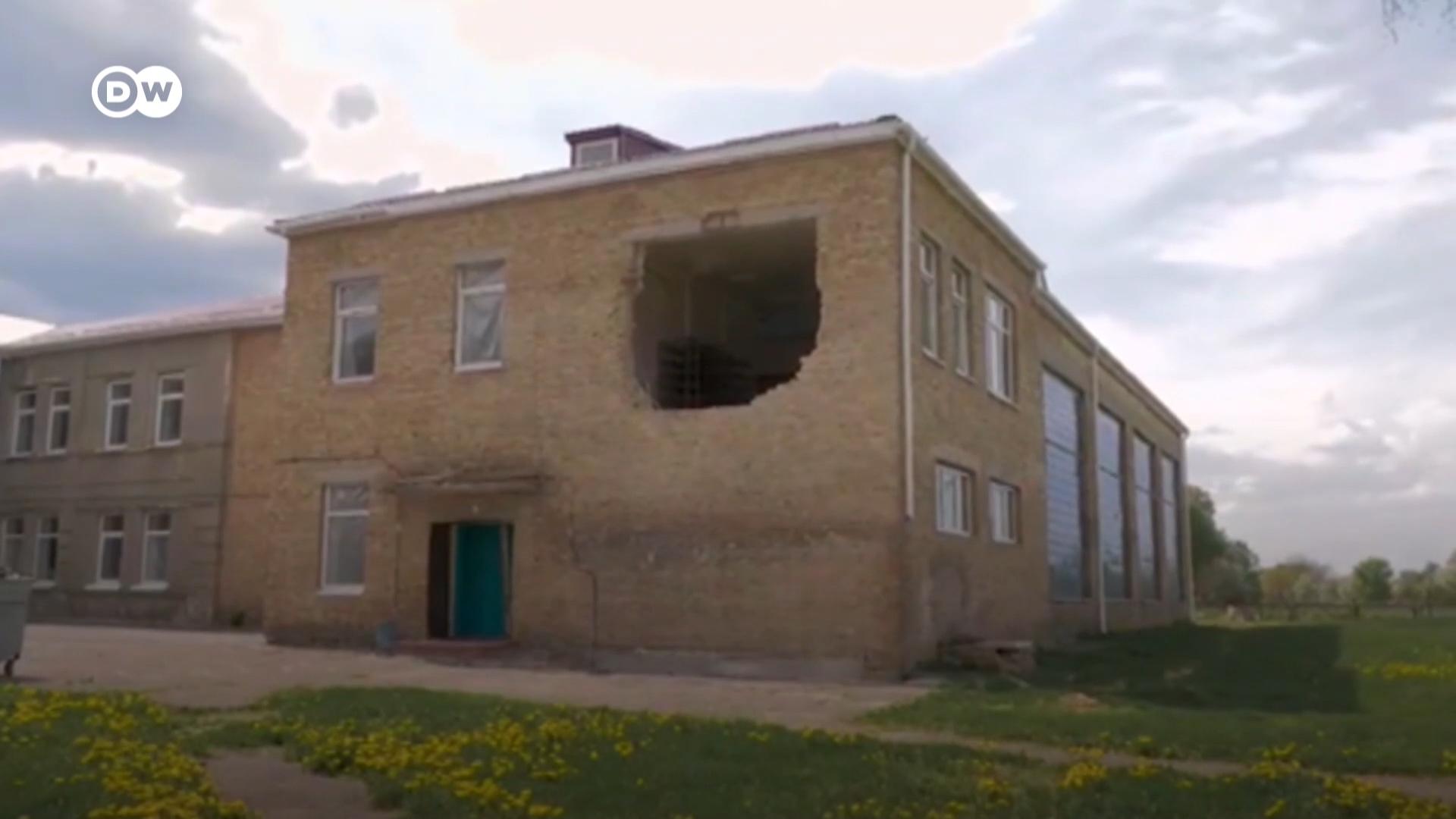 Близько 2000 шкіл пошкоджено з початку війни. На Київщині діти намагаються відновити єдину існуючу школу.