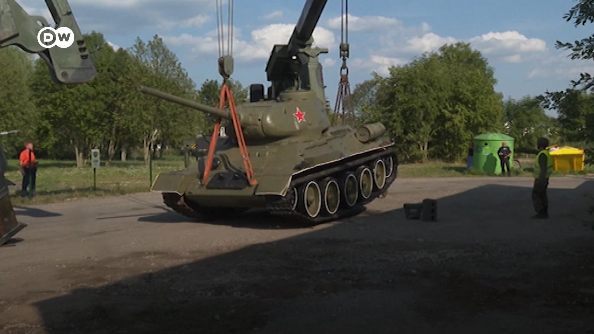 В естонській Нарві за лічені години демонтували відомий радянський танк, аби РФ не використала його для пропаганди.