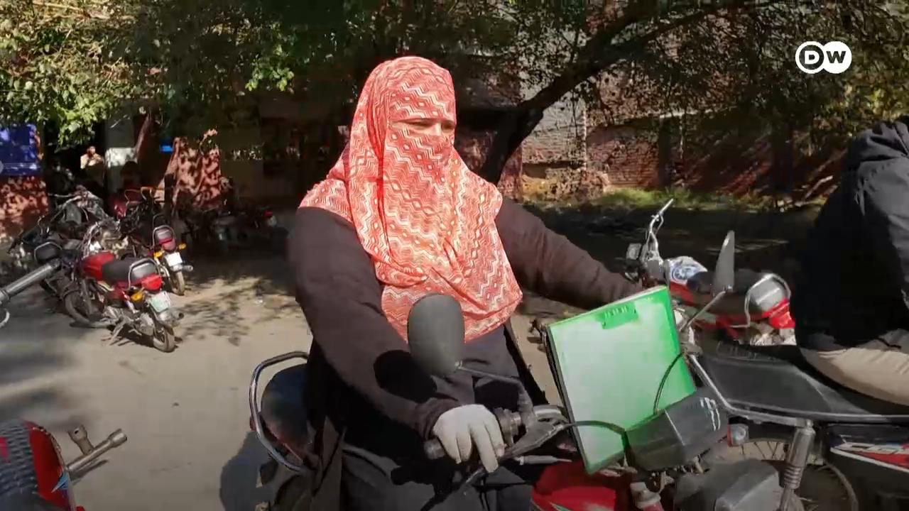 معاشرتی تنگ نظری کا مقابلہ کرتی ایک خاتون پولیو ورکر شیزا الیاس کی مثالی کہانی دیکھیے لاہور سے سمیرا لطیف کی رپورٹ میں۔