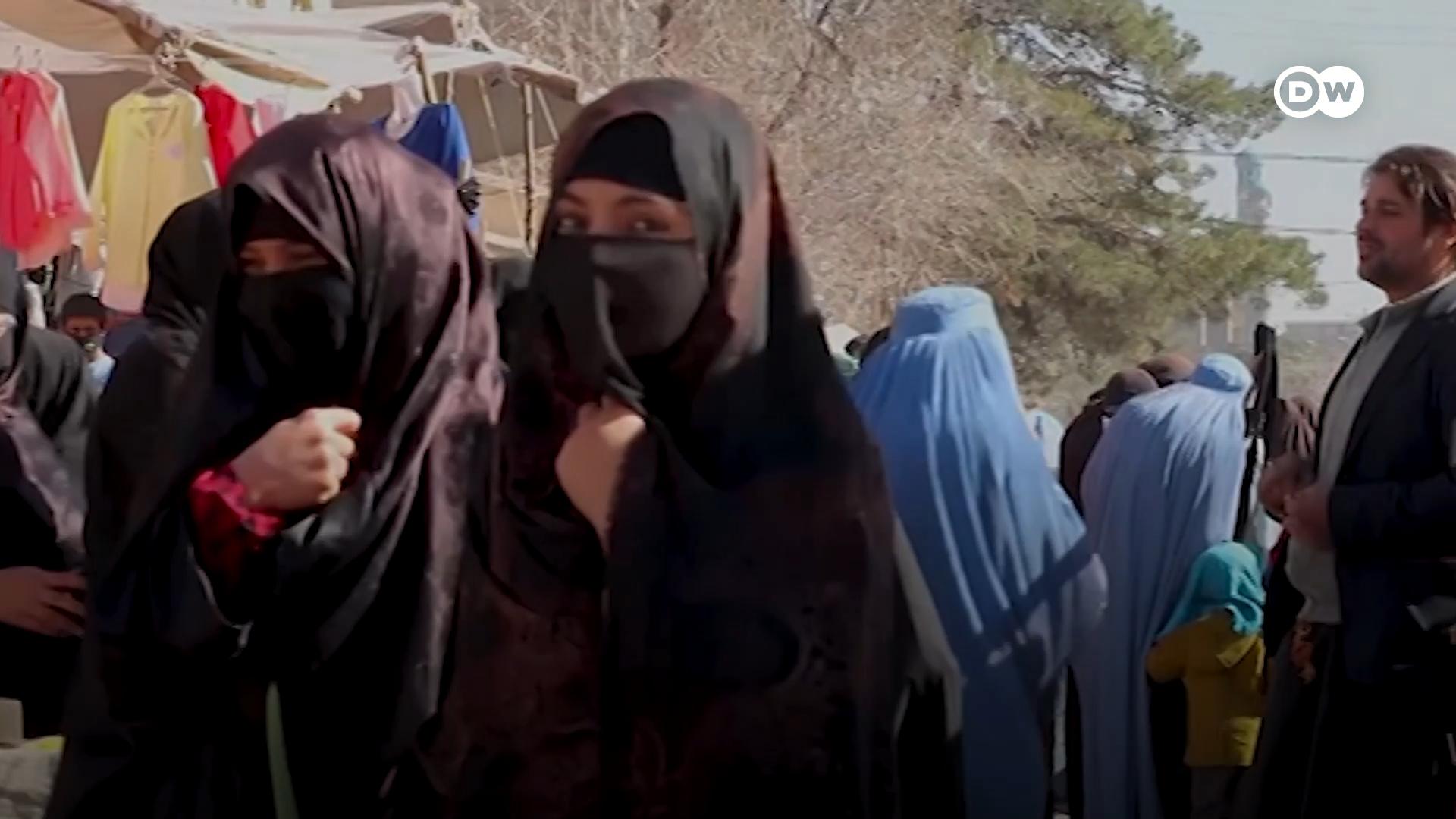  طالبان کی حکومت نے خواتین کو عوامی مقامات پر سر سے پاؤں تک مکمل پردہ کرنے اور چہرہ ڈھانپنے کے لیے کہا ہے۔ 