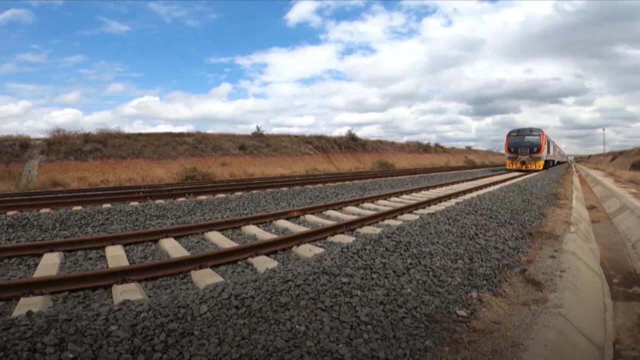由中资企业兴建的肯尼亚蒙巴萨-内罗毕铁路，让原先通过公路运输的客货物流转向了铁路，从长远来看，此举有利于降低温室气体排放、加强气候保护。但是，短期而言，这条新修建的铁路也切割了重要的生态走廊。