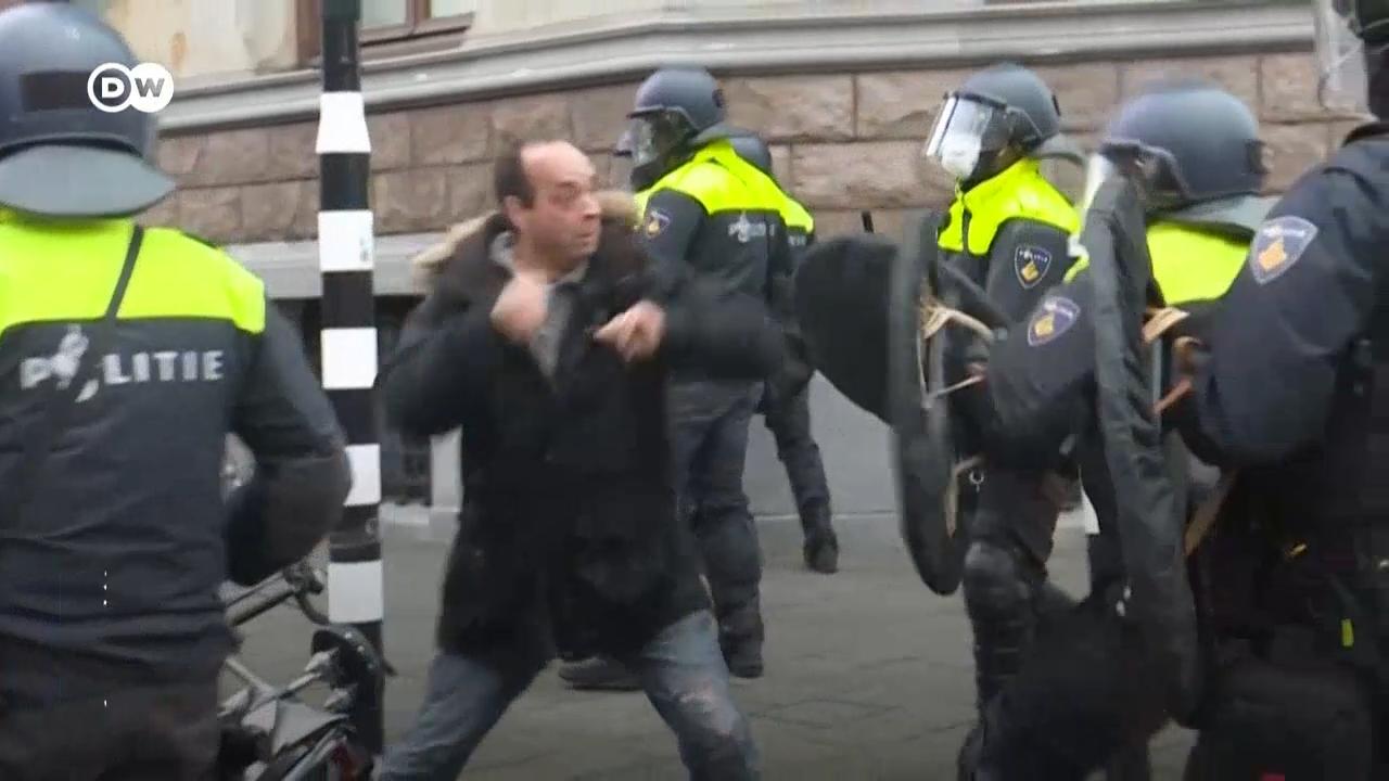 在荷兰阿姆斯特丹，近万民众参加了一场未获批准的反防疫示威游行。当局出动了大量警力予以驱散，过程中有4名警员受伤，30名非法示威者遭到拘捕。