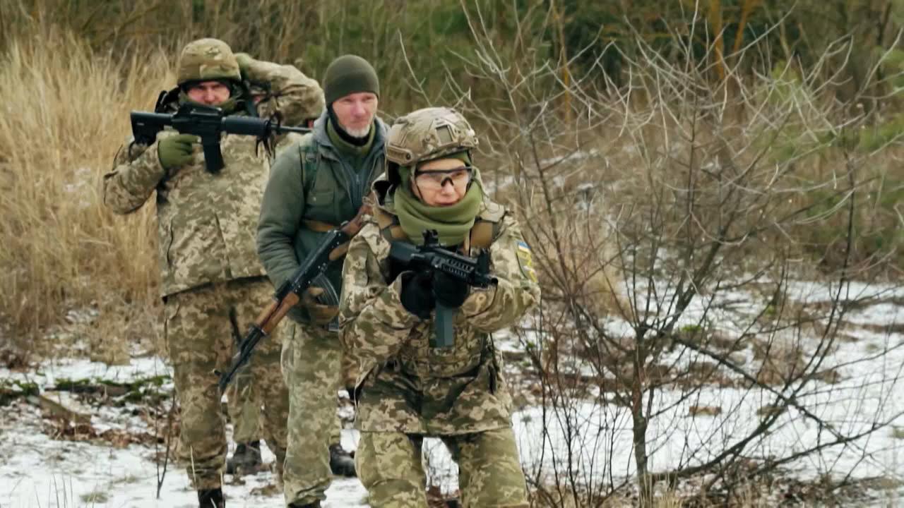 乌克兰民兵加紧训练 “决不让俄罗斯轻易得逞”