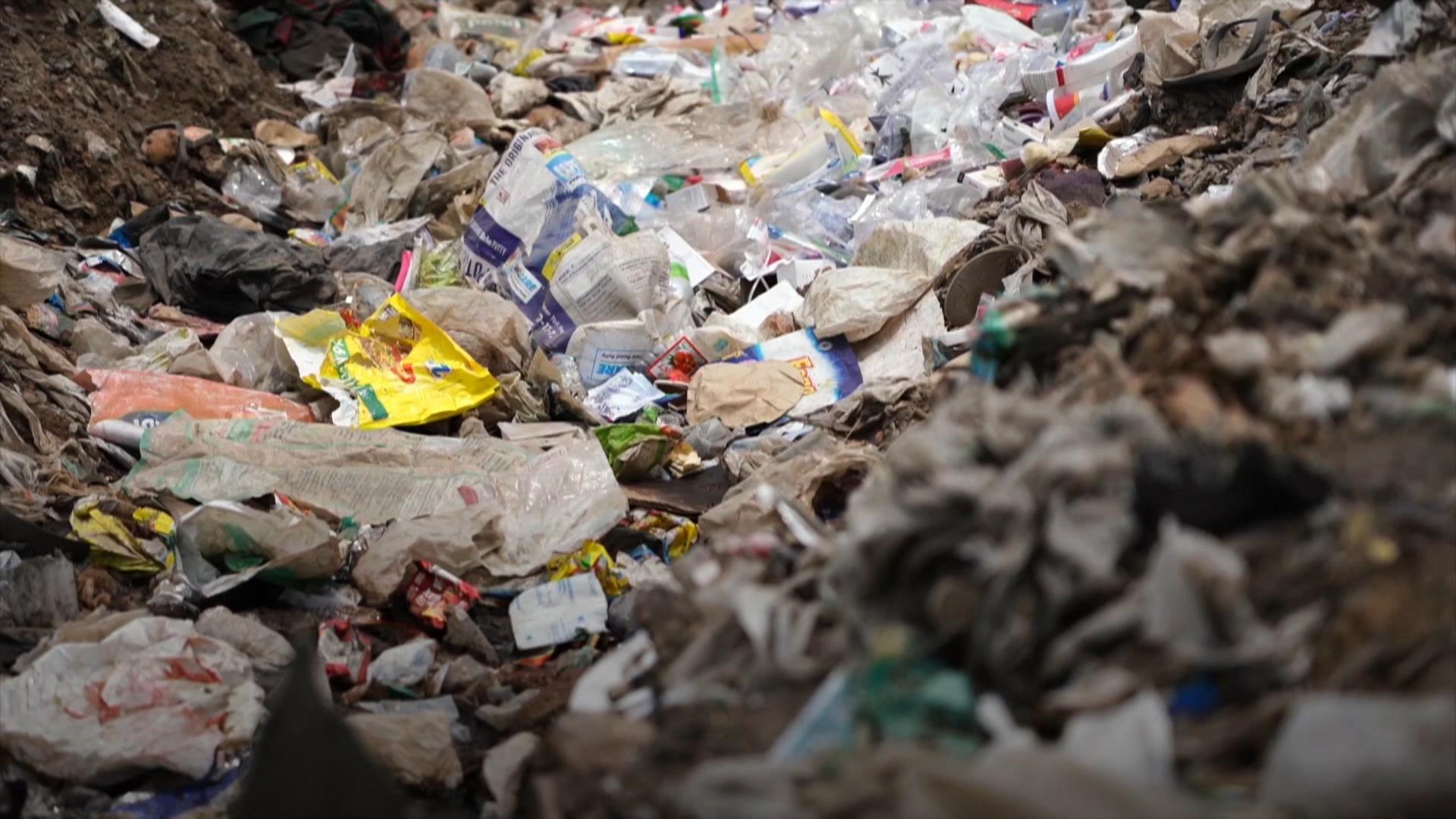 印度是繼美國之後全球第二大塑膠垃圾生產國。政府每年花費數百萬歐元處理塑膠垃圾，但在過去5年中，塑膠垃圾數量翻了一番。為了整治垃圾泛濫，印度宣布從今年7月起逐步淘汰一次性塑膠製品。