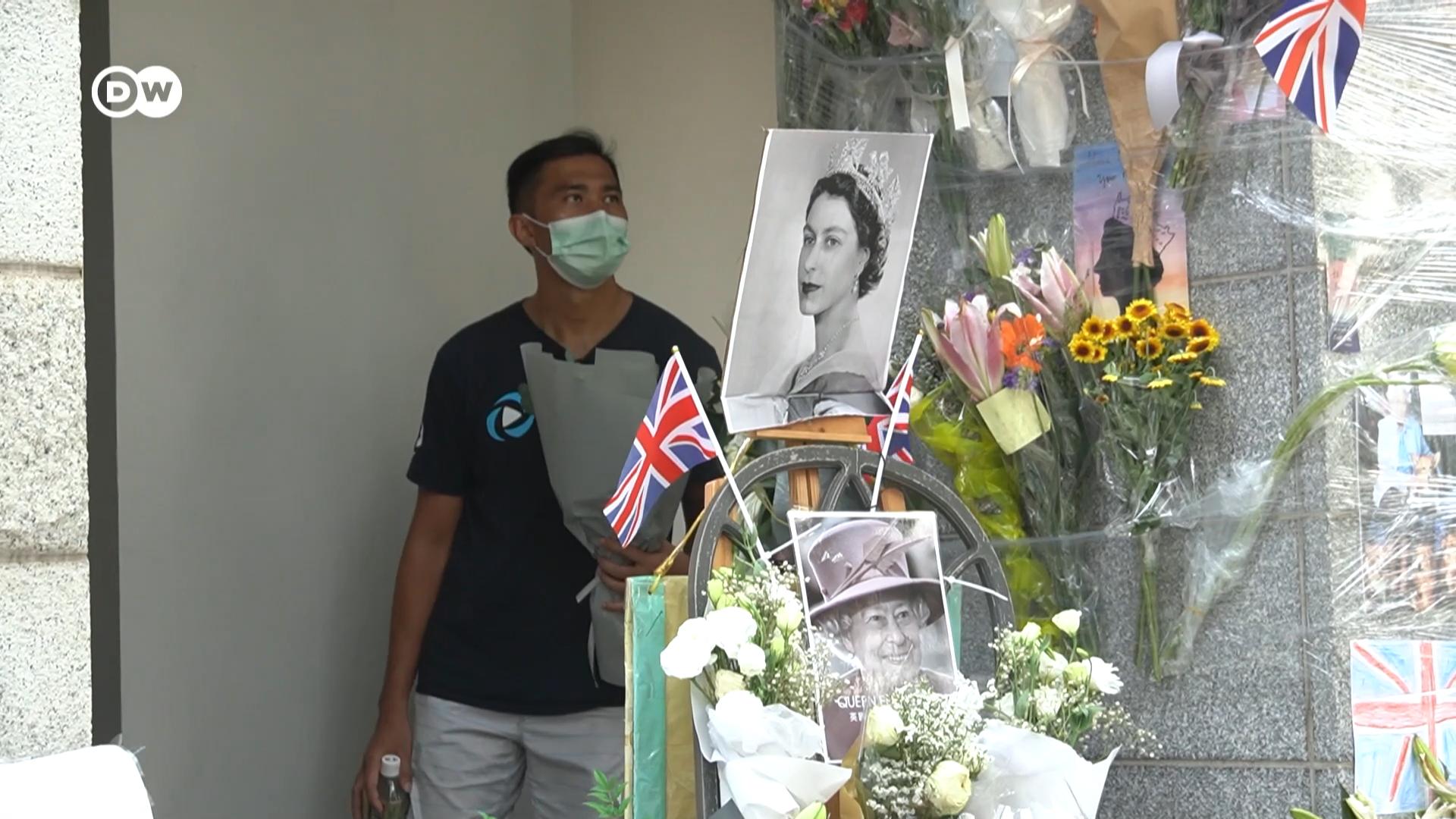 香港民間對英女王的悼念潮引起建制陣營反彈，要求加快「去殖化」。而不少港人形容「戀殖」背後是對「黃金時代」的懷念，以及投射對現今處境的哀思。這種複雜的情結，我們由香港唯一英殖博物館館長Bryan Ong的故事說起。