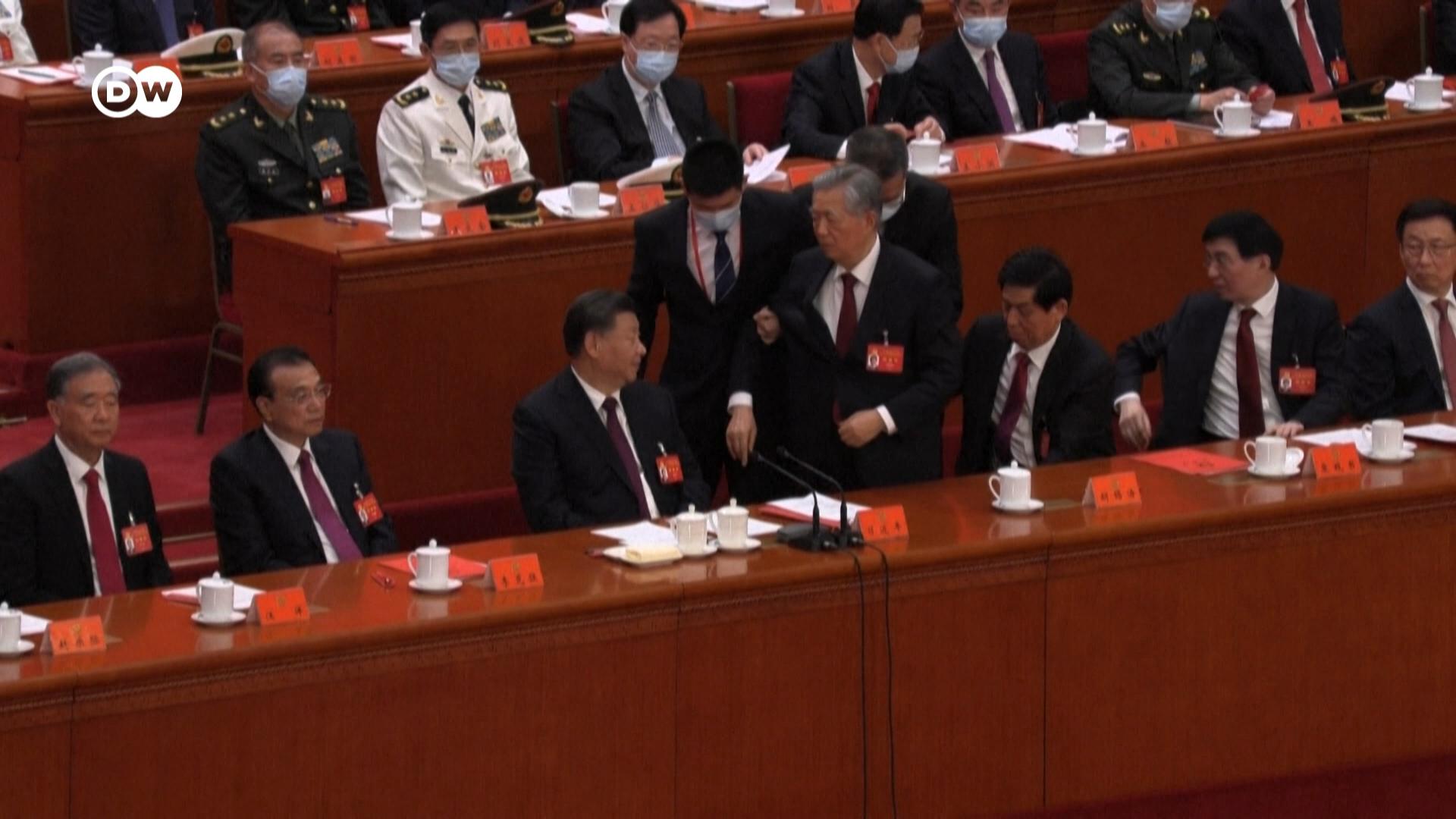 二十大闭幕式上令人意外的一幕，中共前总书记胡锦涛疑似被架出会场引起关注。