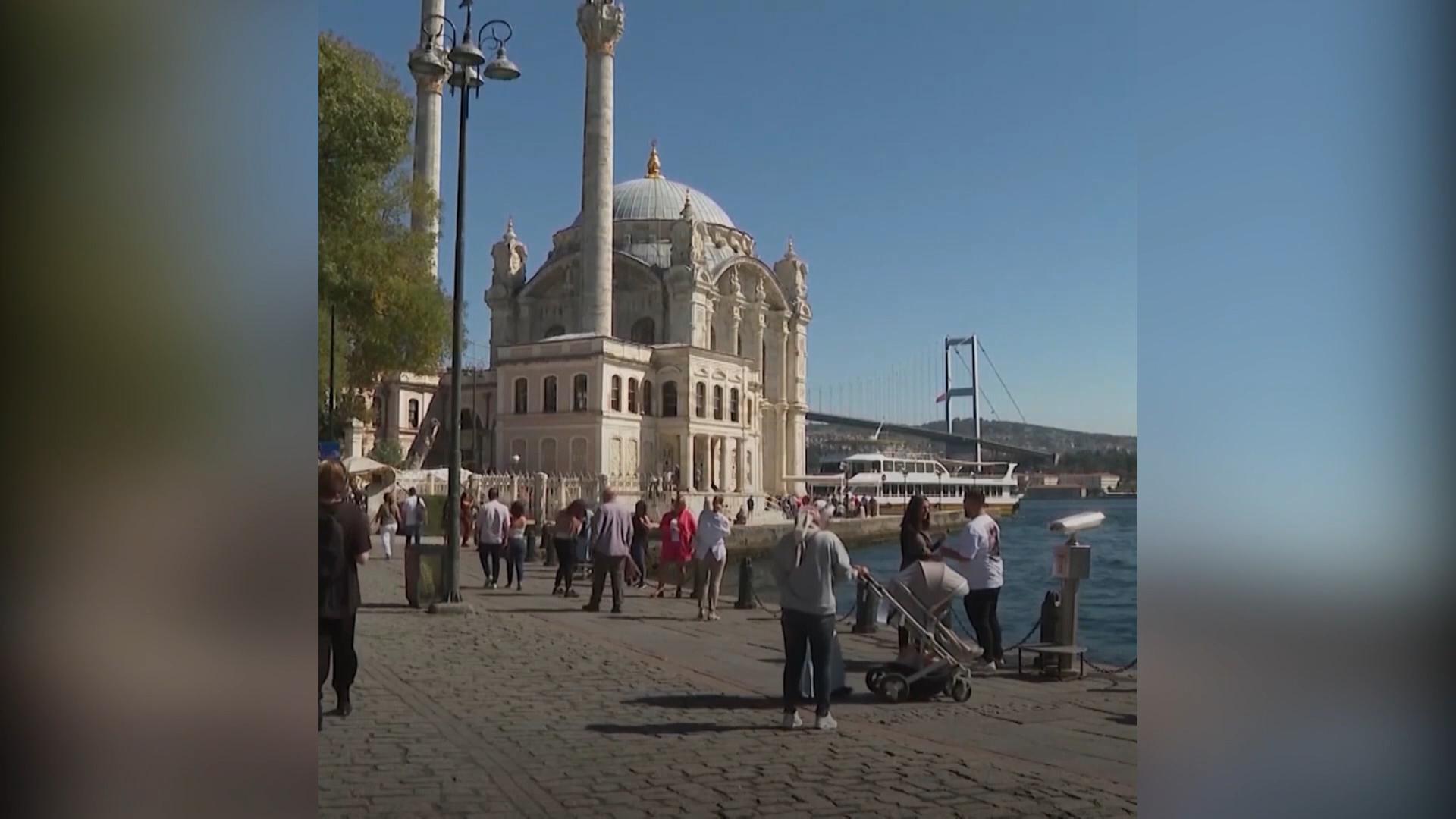 伊斯坦布尔是少数几个仍拥有通往俄罗斯直飞航班的欧洲城市之一，许多俄罗斯人购买飞往伊斯坦布尔的单程票，从而逃避战争。他们将土耳其视作临时避难所，也有些人买房创业，作长期打算。