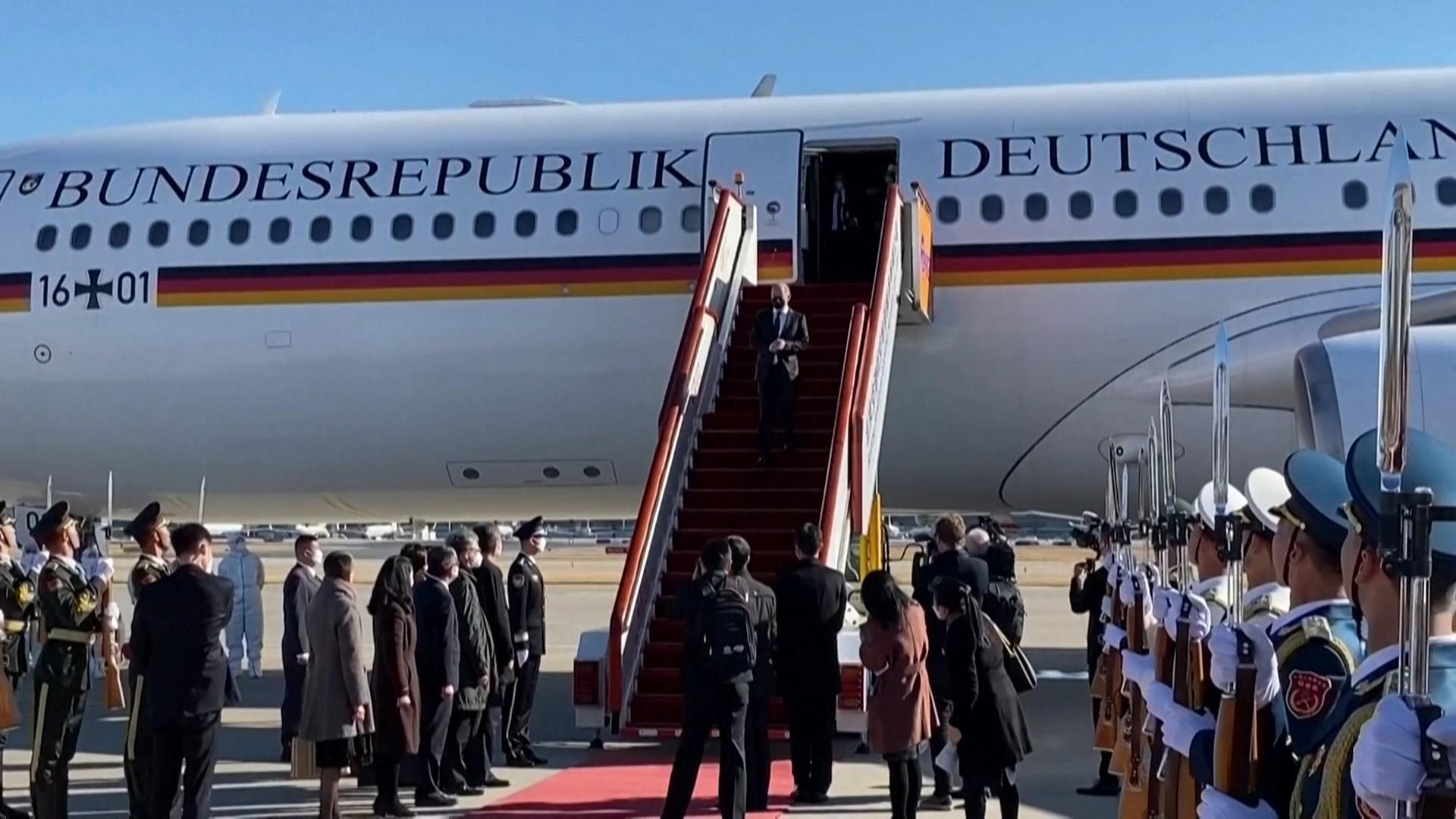 德国总理肖尔茨周五抵达北京访问，与中国领导人习近平及总理李克强会晤。他在记者会上谈及人权及俄罗斯侵略乌克兰等议题。针对台海问题，肖尔茨表示，台湾现状只能通过和平方式改变。