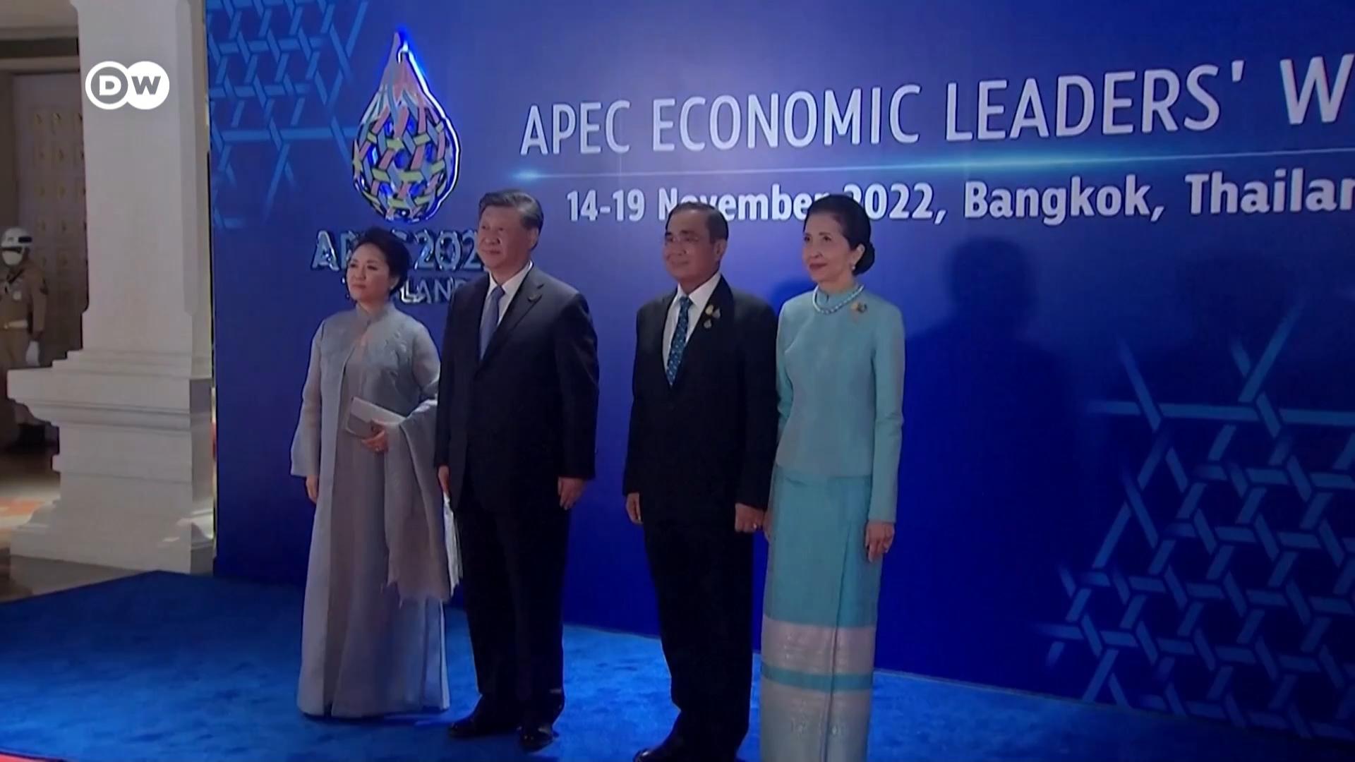 APEC峰會在曼谷實體舉行，本周一晚，東道主泰國設宴款待各國貴賓。習近平夫婦，以及在G20與習近平有過短暫交流的加拿大總理特魯多亦出席。法國總統馬克宏，美國國務卿布林肯都現身晚宴，俄羅斯也派出代表出席。眾多政要齊聚一堂，誰與誰同坐呢？