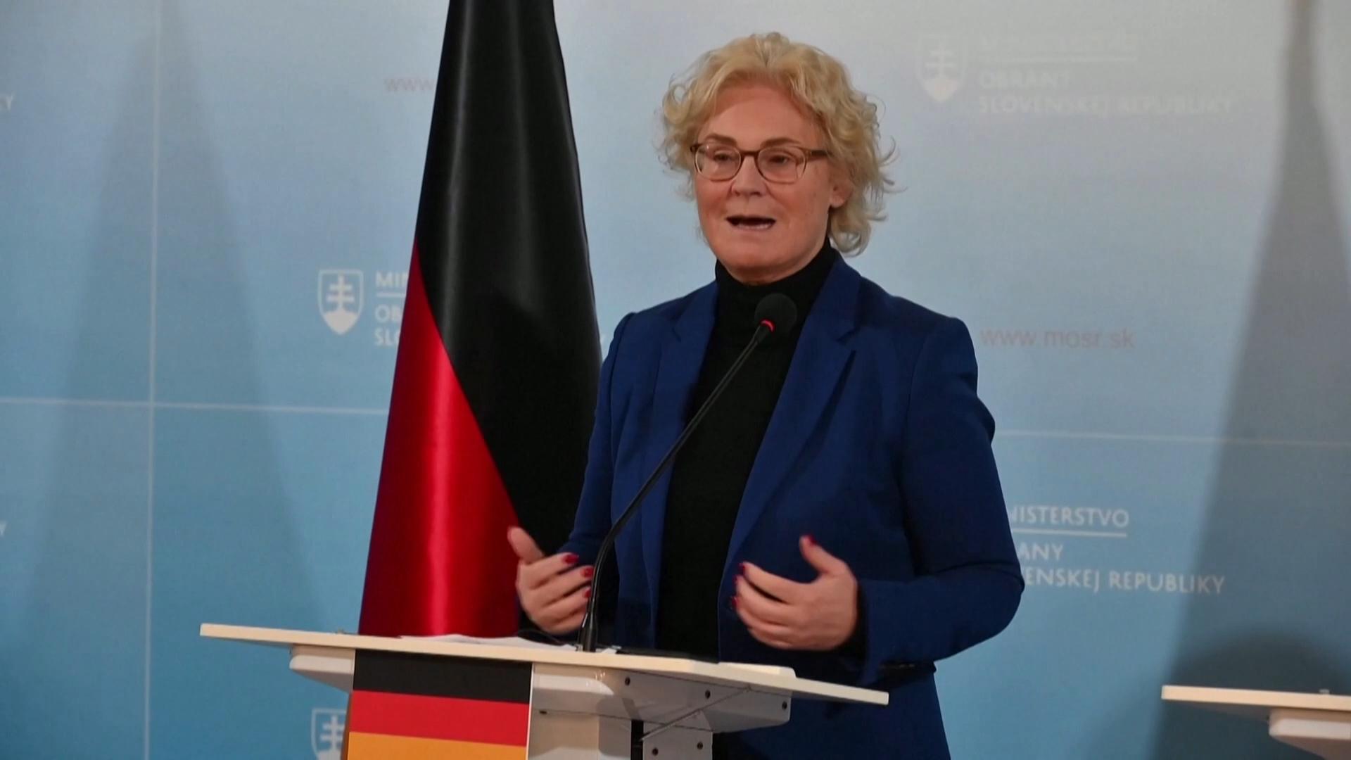 德国国防部长新年在社媒上发布的视频引起风波。画面中她站在柏林一个十字路口谈论乌克兰战争，背后却是热闹的跨年烟火。这支视频遭到严厉抨击，要求她下台的呼声越来越高。