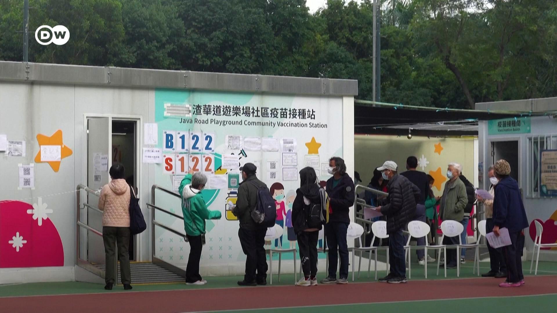 中國於1月8日開放邊境，並同步與香港通關，首階段每天逾十萬人可獲配額來往兩地。香港現有數十萬長者從未接種新冠疫苗，專家認為接種率以及疫苗選項，都可能為香港帶來潛在風險。
