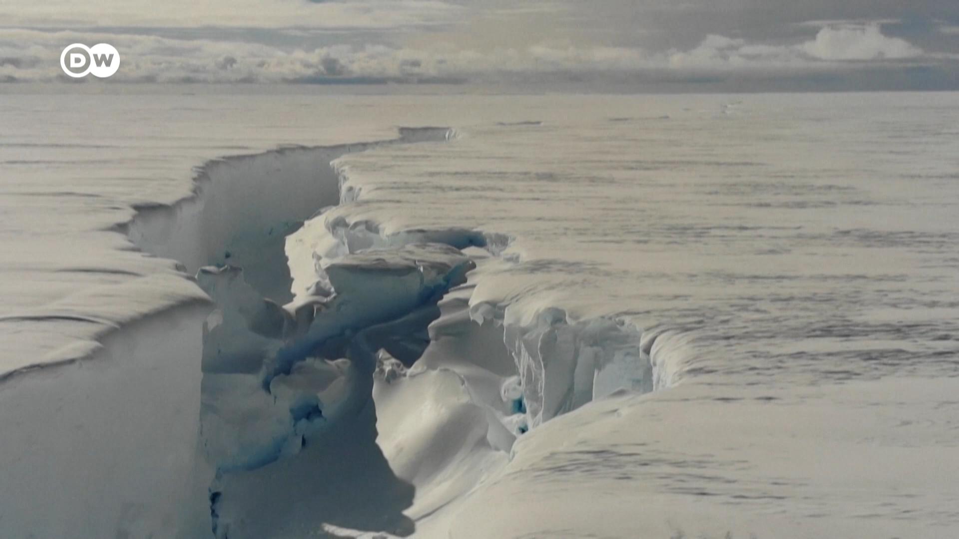 英国南极勘测科研组织表示，南极洲一个面积相当于大伦敦区的巨大冰山近日从冰架崩裂。这与气候变迁是否有关联？