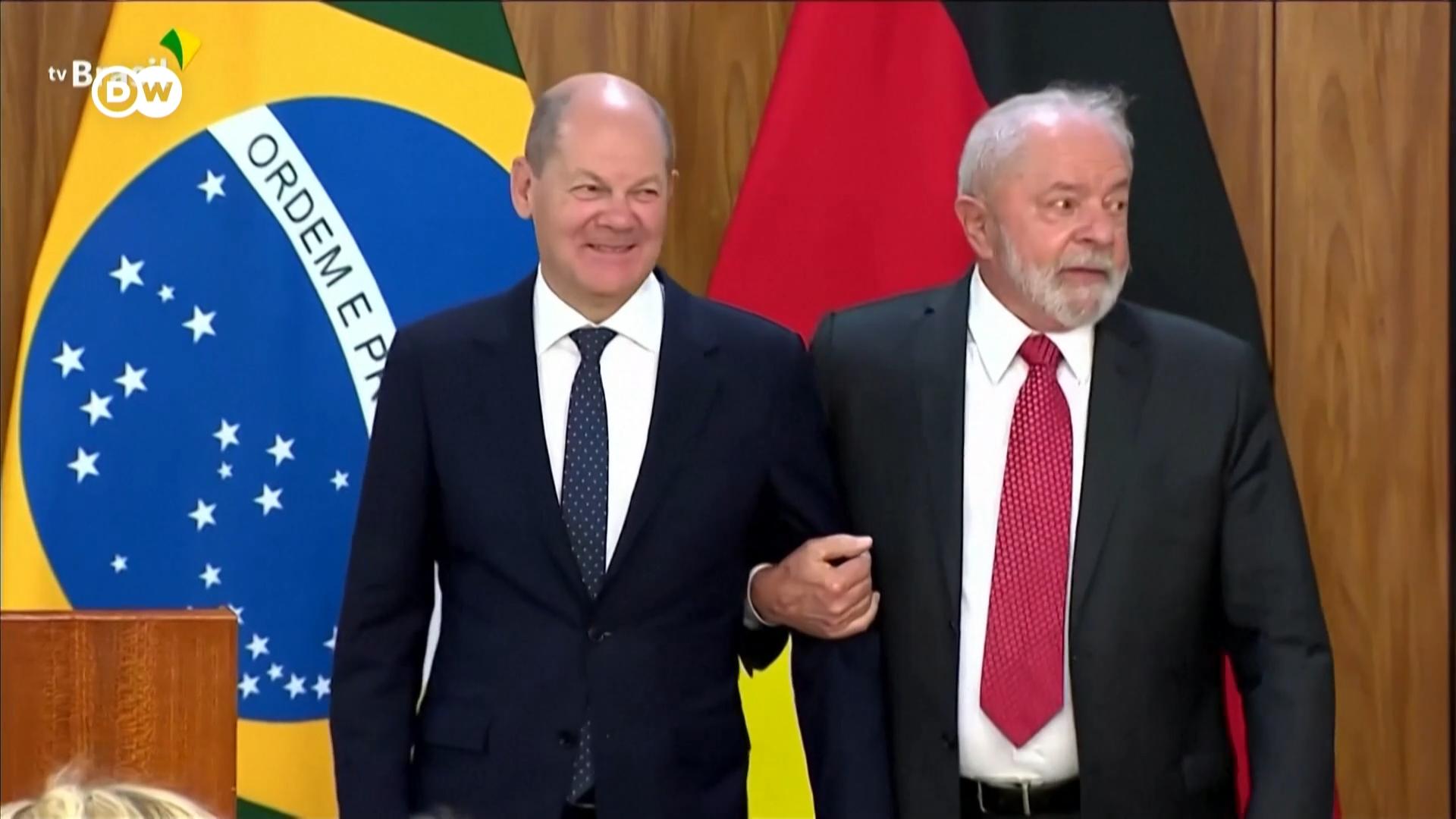 德国总理肖尔茨到访巴西，此次南美之旅他还访问了阿根廷和智利。与巴西总统卢拉会晤后两人召开了记者会。肖尔茨对巴西重返国际舞台感到高兴。卢拉表示俄乌战争也是这次两人讨论的一个重点，他呼吁中国在俄乌和平谈判中发挥作用，也强调巴西不会偏袒任何一方。