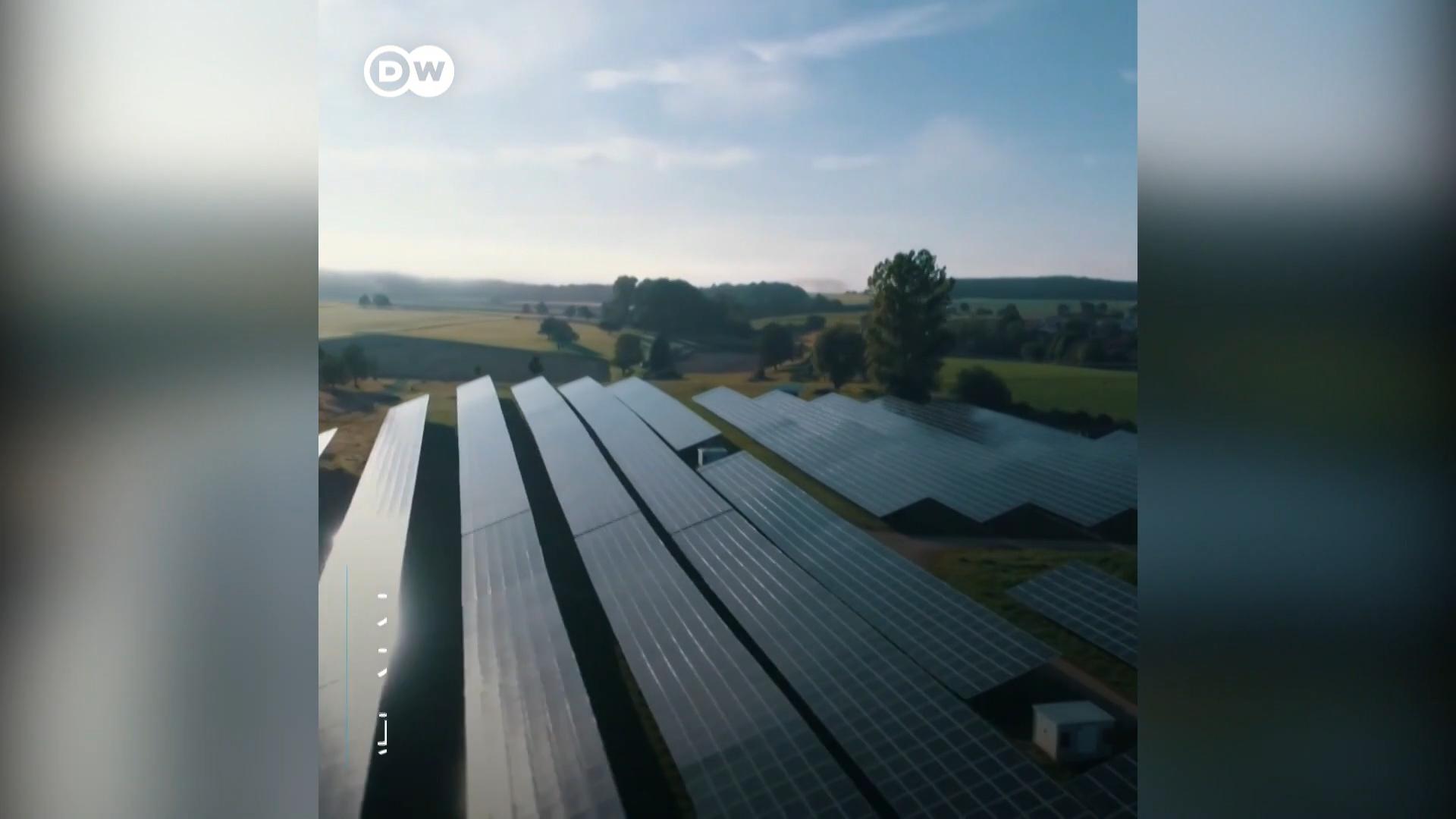 太阳能发电板正在世界的各个角落生产清洁能源，可是制造这些光伏发电板却会排放不少污染物以及温室气体。随着技术的进步、工艺的改良，光伏发电板的生产过程今后也有望更环保。